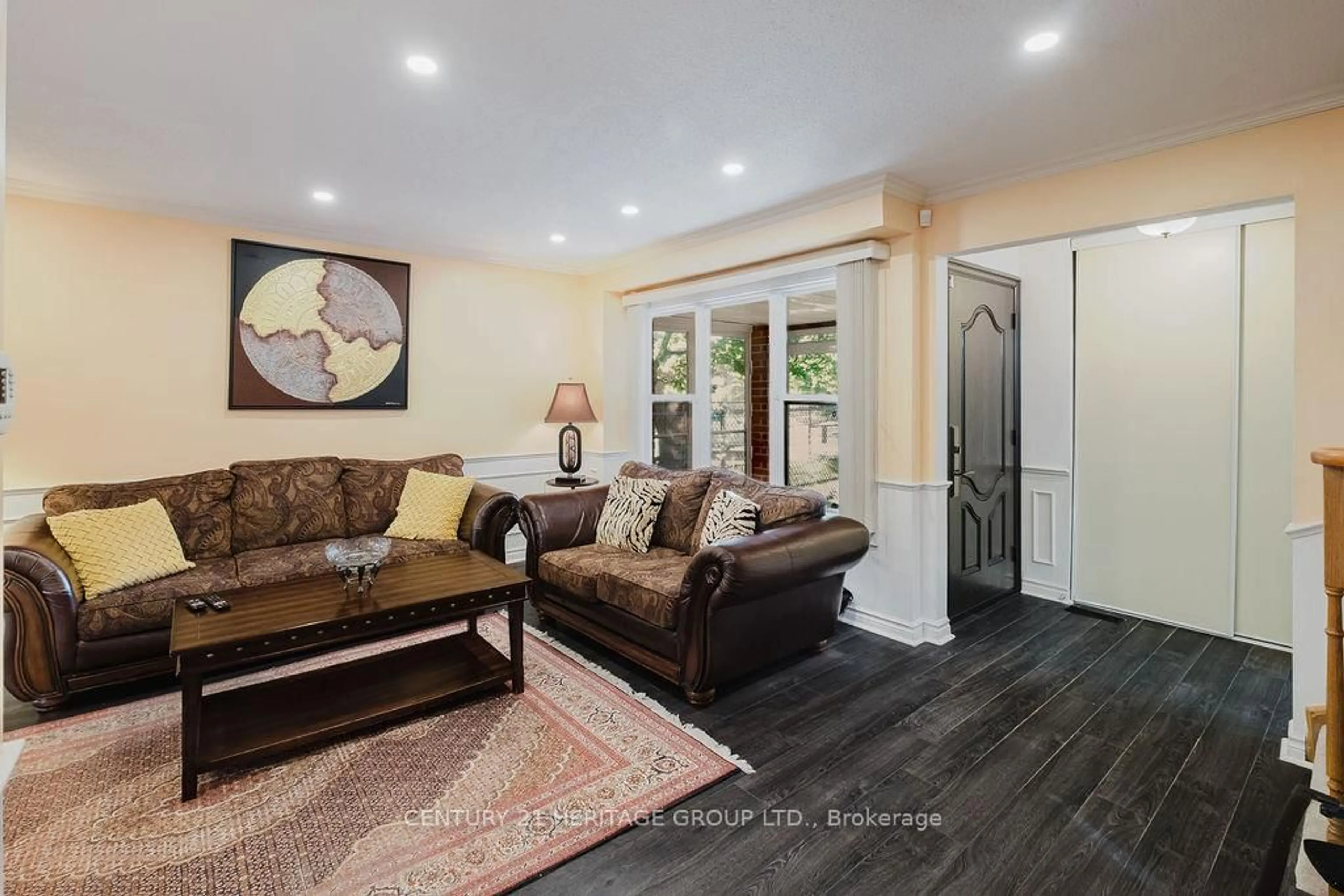 Living room with furniture, unknown for 49 Gray Cres, Richmond Hill Ontario L4C 5V4