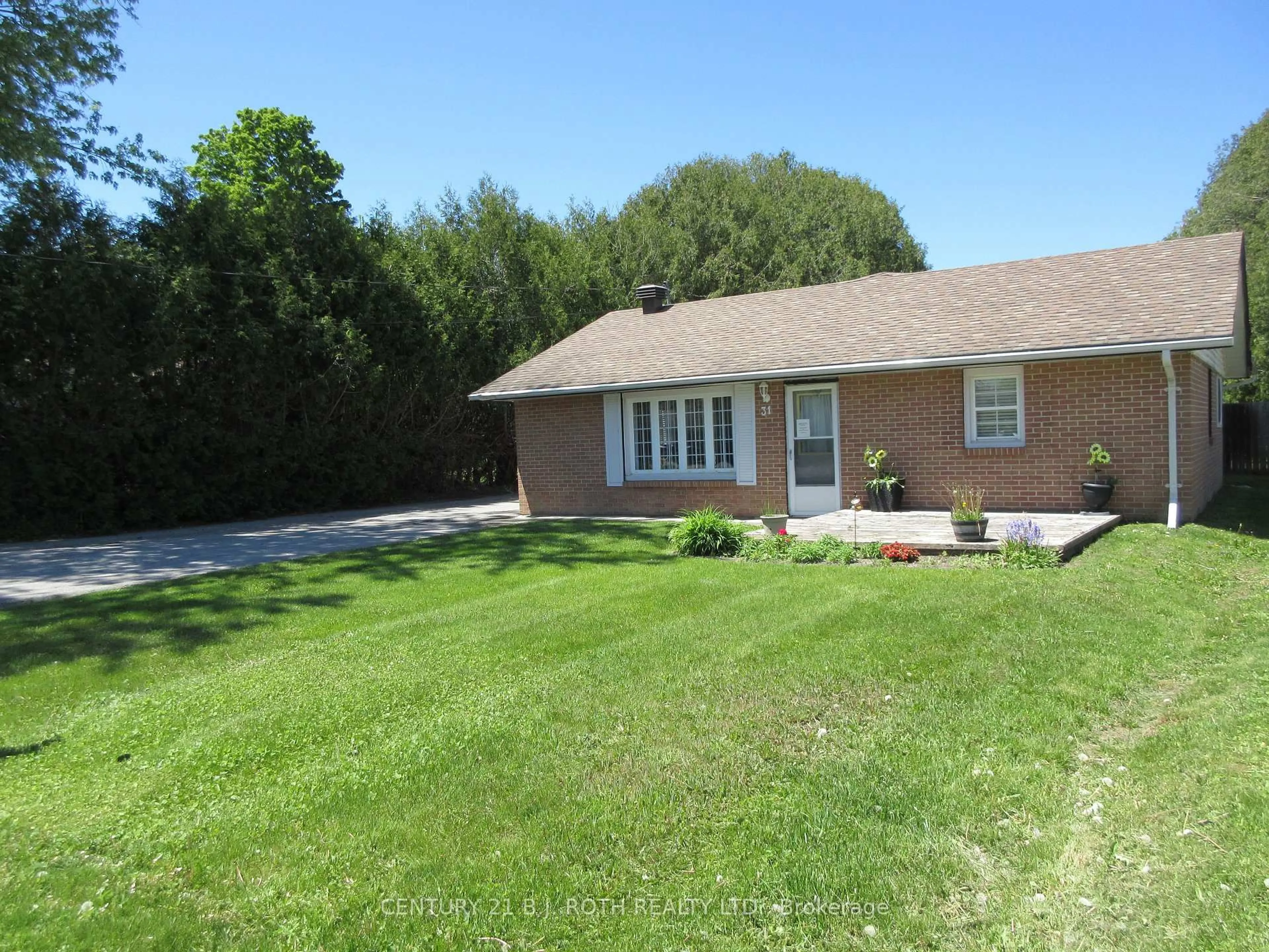 A pic from outside/outdoor area/front of a property/back of a property/a pic from drone, unknown for 31 River Dr, Essa Ontario L3W 0G8