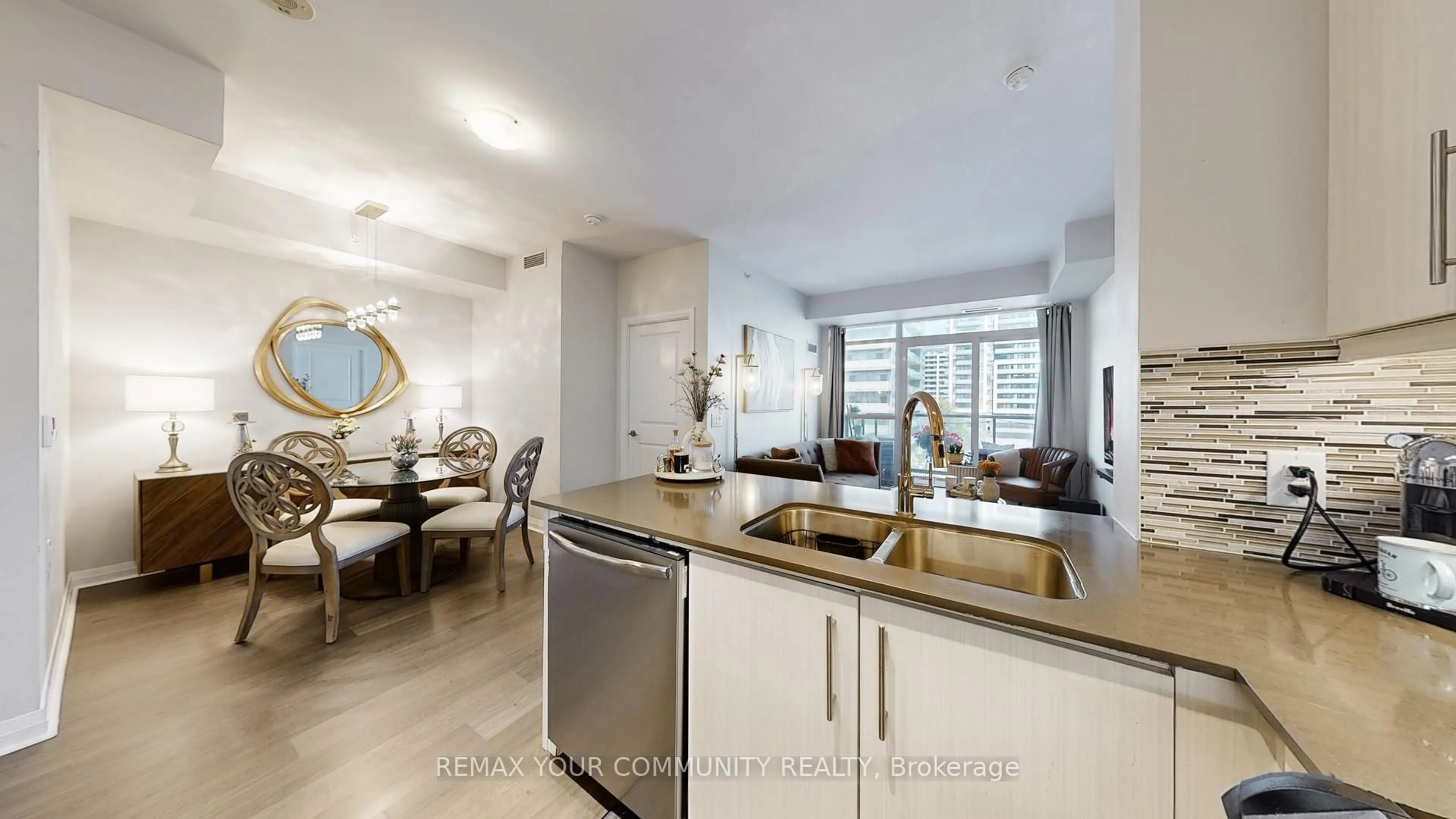 Open concept kitchen, ceramic/tile floor for 55 Oneida Cres #609, Richmond Hill Ontario L4B 4T9