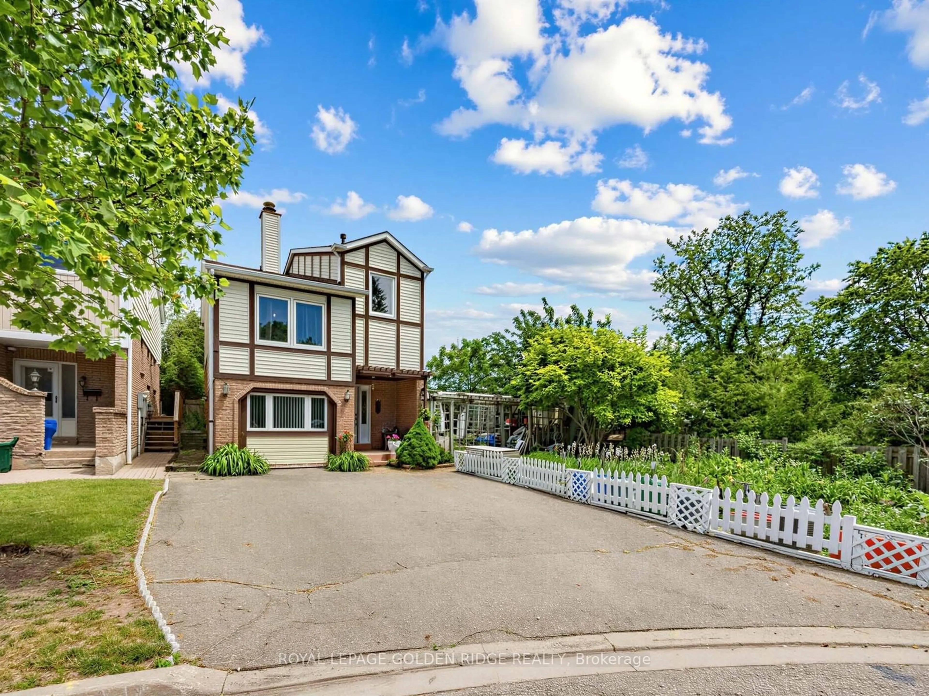 A pic from outside/outdoor area/front of a property/back of a property/a pic from drone, street for 23 Natalie Crt, Markham Ontario L3P 3T5
