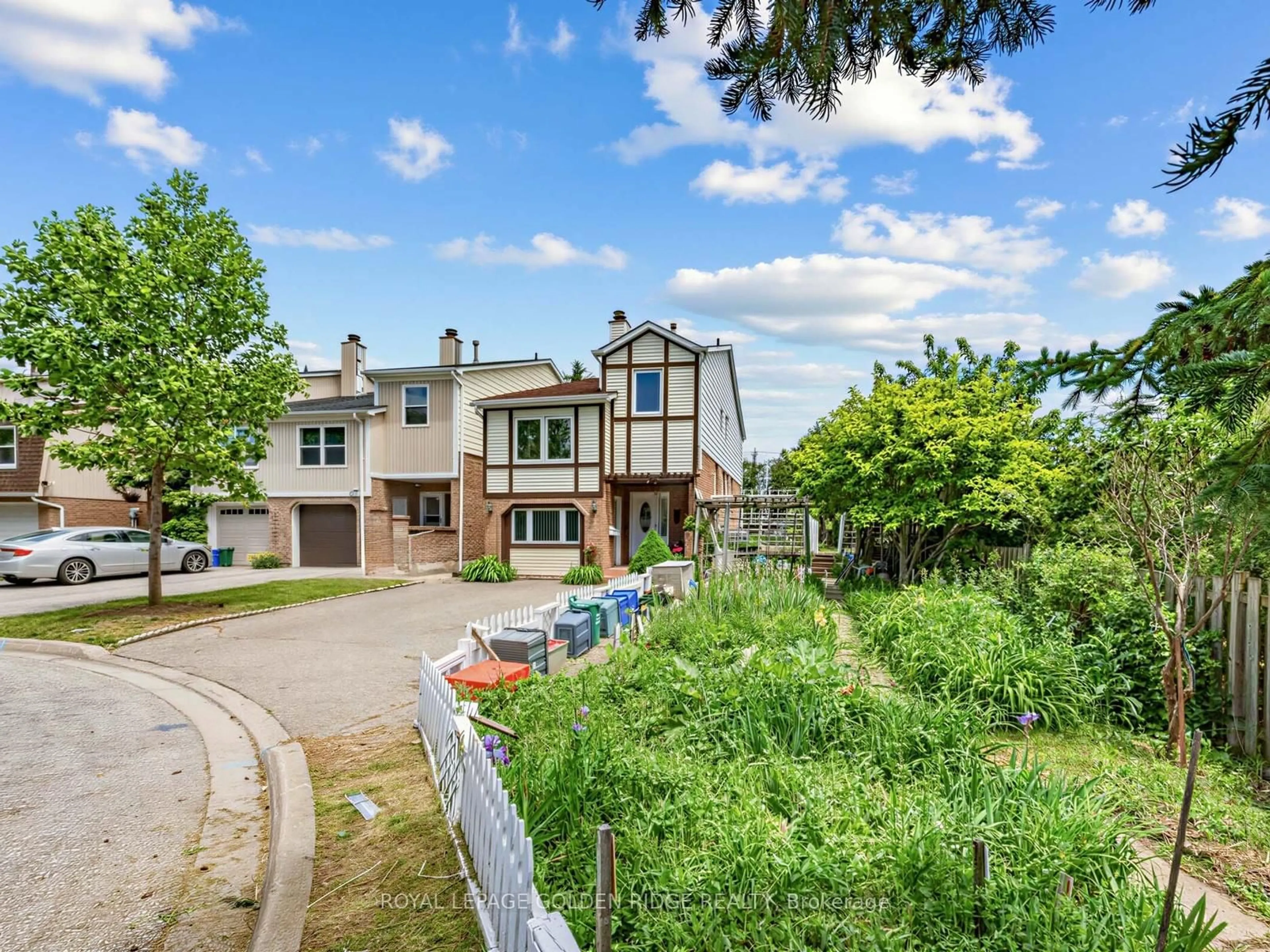 A pic from outside/outdoor area/front of a property/back of a property/a pic from drone, street for 23 Natalie Crt, Markham Ontario L3P 3T5