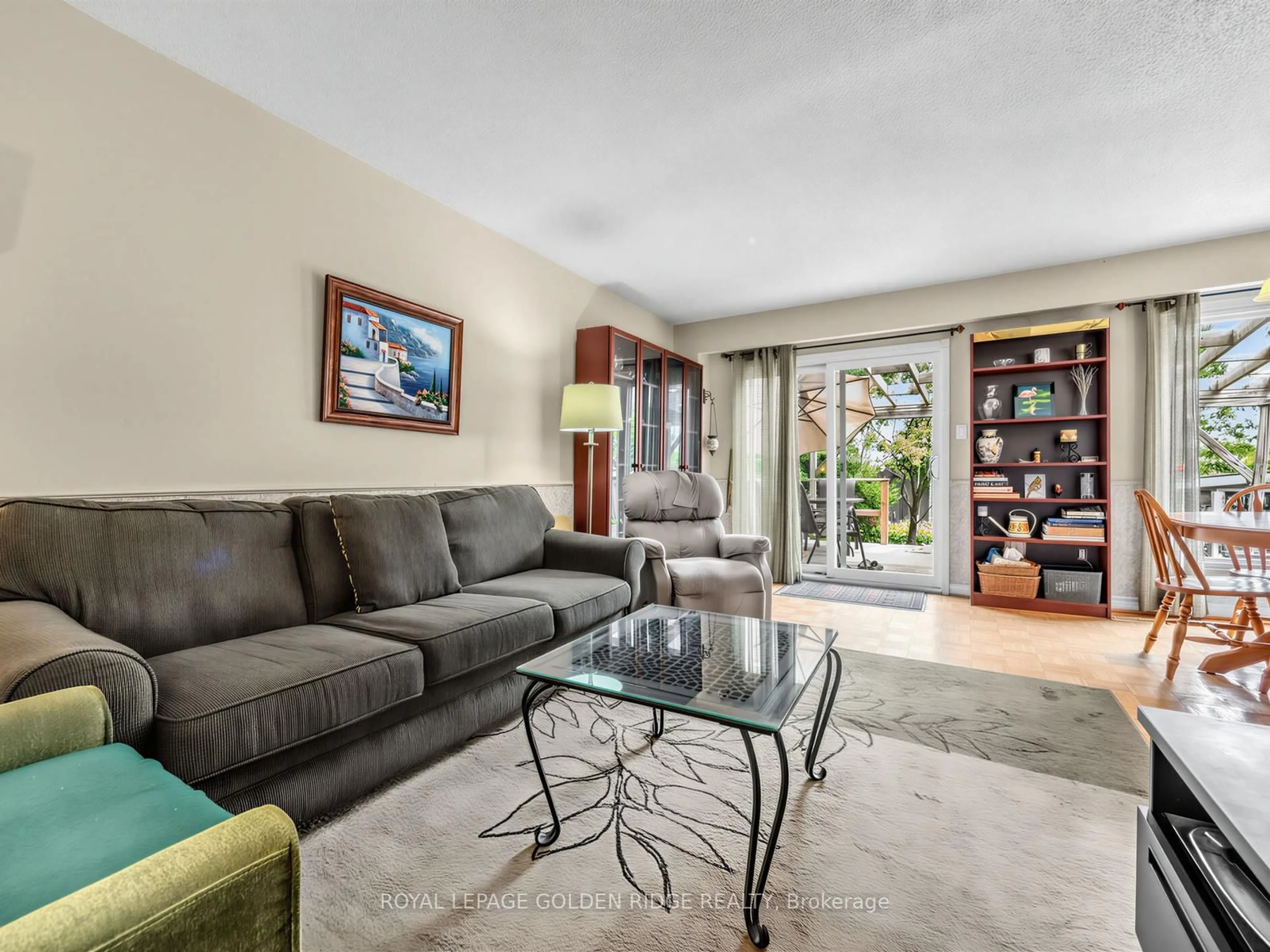 Living room with furniture, unknown for 23 Natalie Crt, Markham Ontario L3P 3T5
