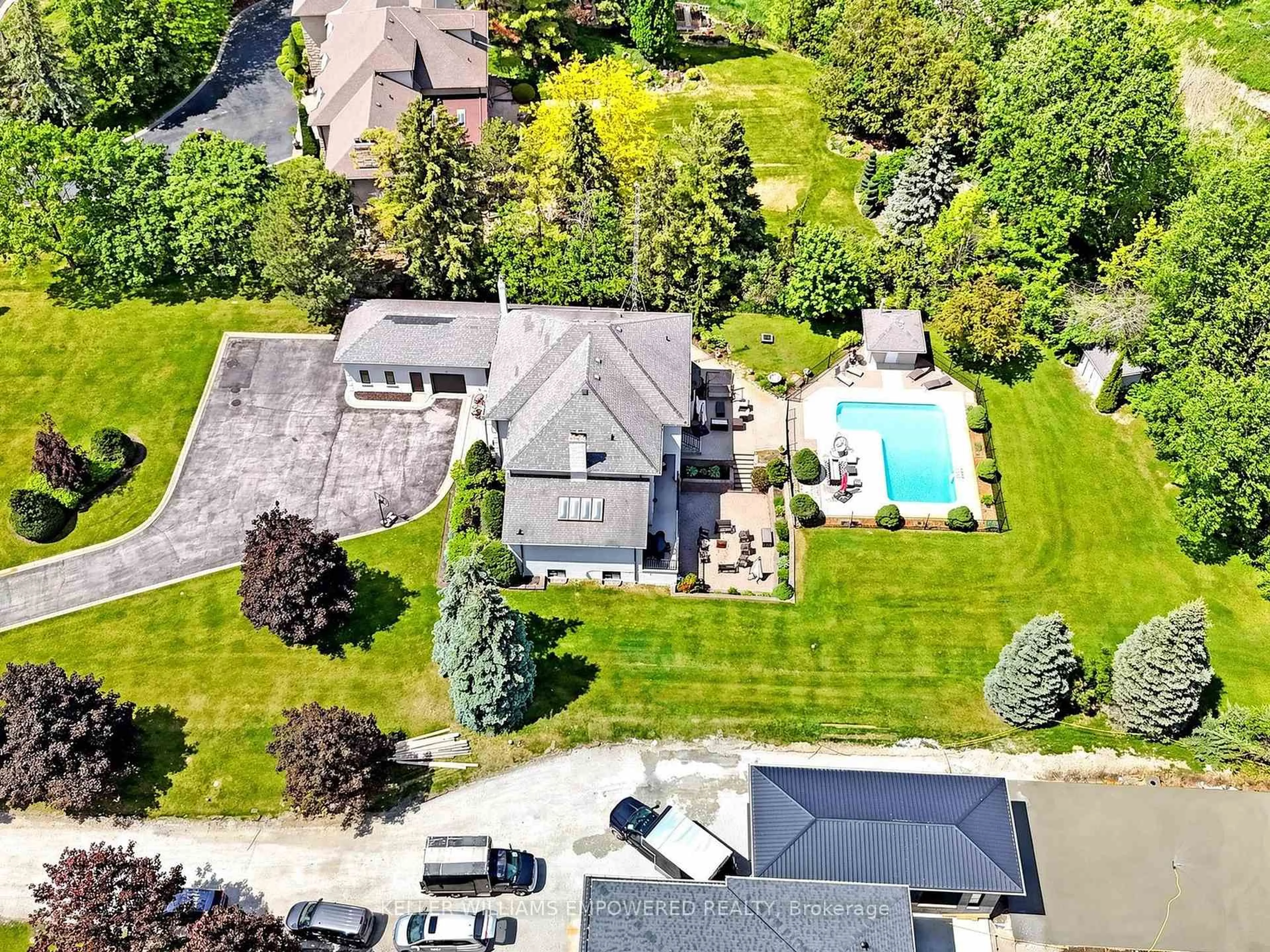 A pic from outside/outdoor area/front of a property/back of a property/a pic from drone, street for 75 Rachelle Crt, Vaughan Ontario L4L 1A6