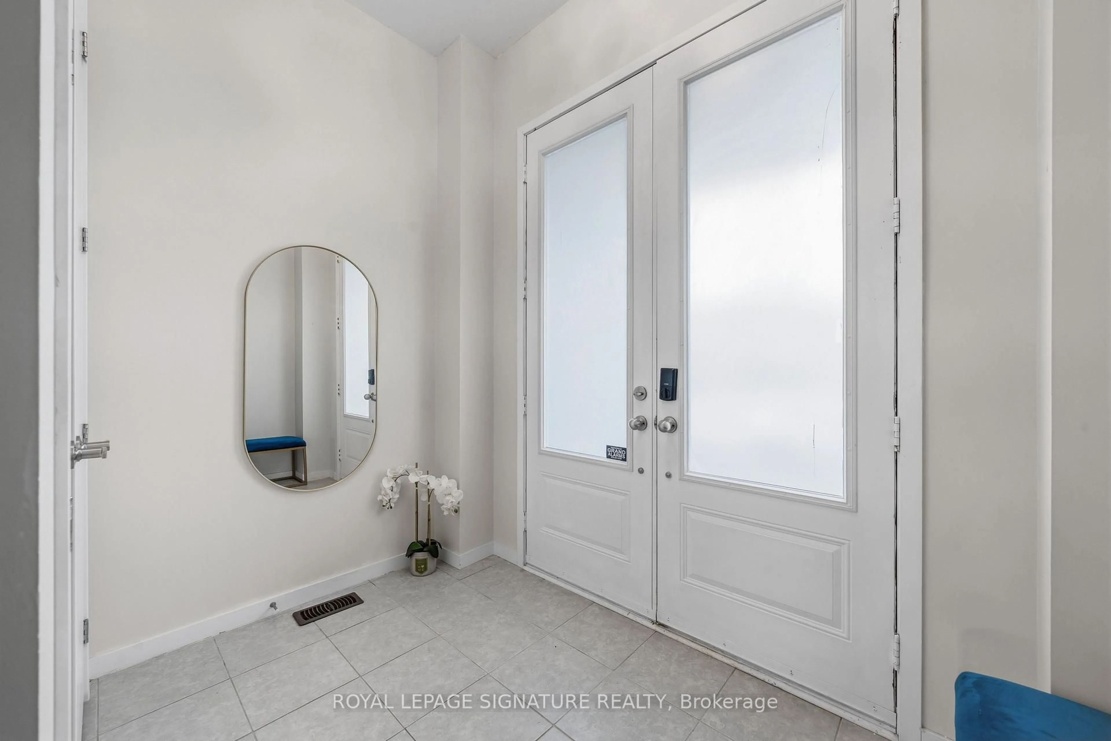 Indoor entryway for 116 Elyse Crt, Aurora Ontario L4G 2C9