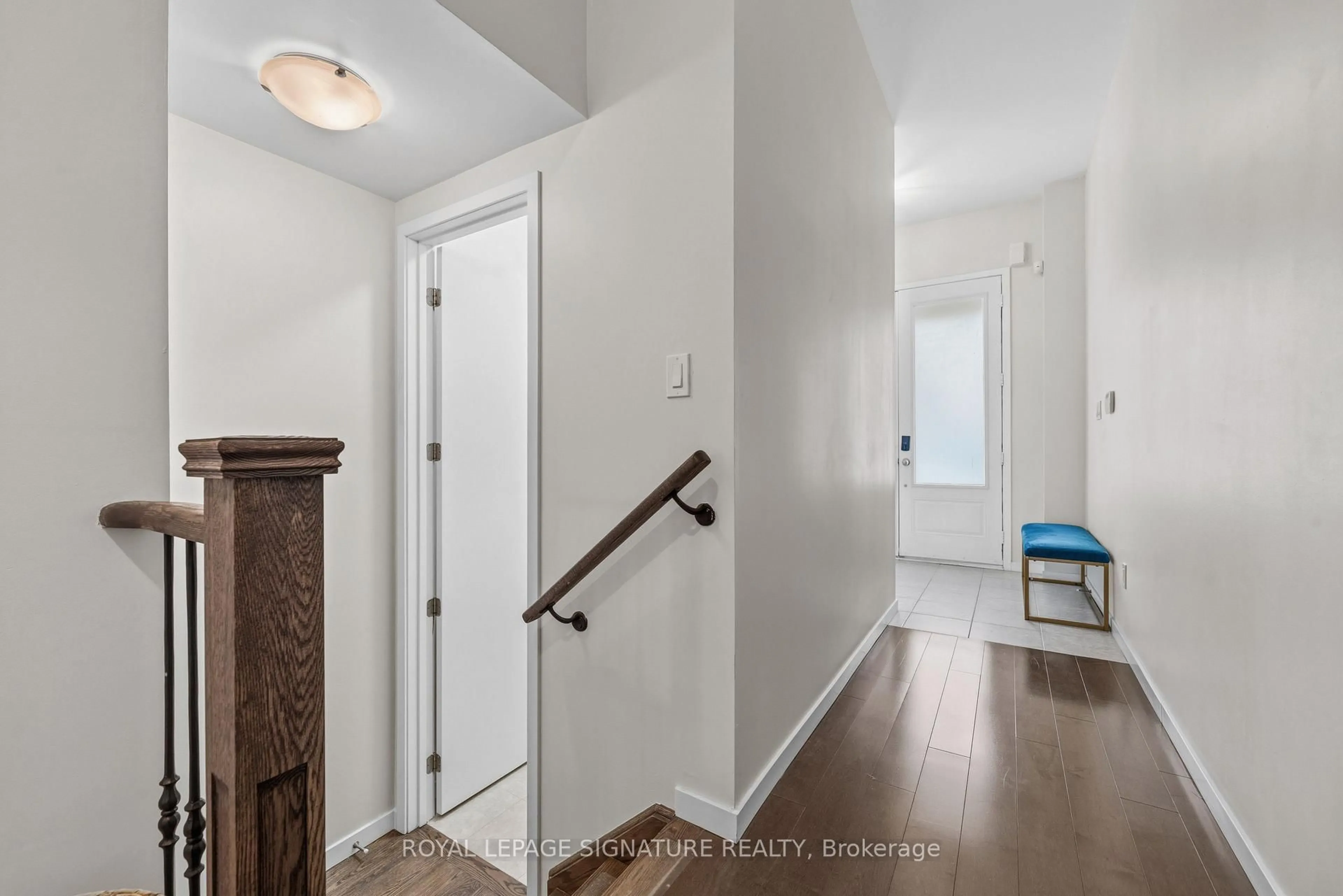 Indoor entryway for 116 Elyse Crt, Aurora Ontario L4G 2C9
