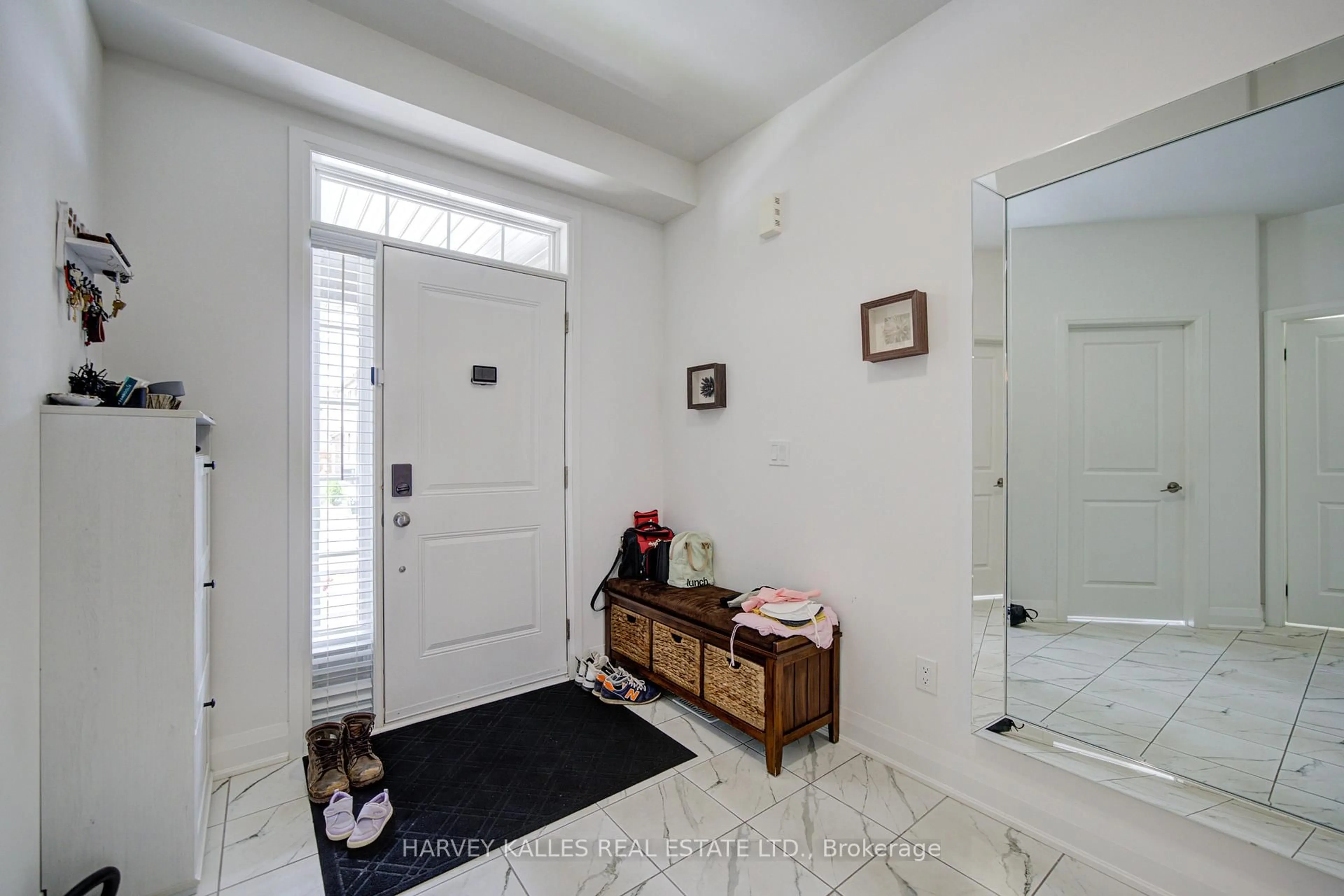 Indoor entryway for 33 Concert Hill Way, East Gwillimbury Ontario L9N 0W9