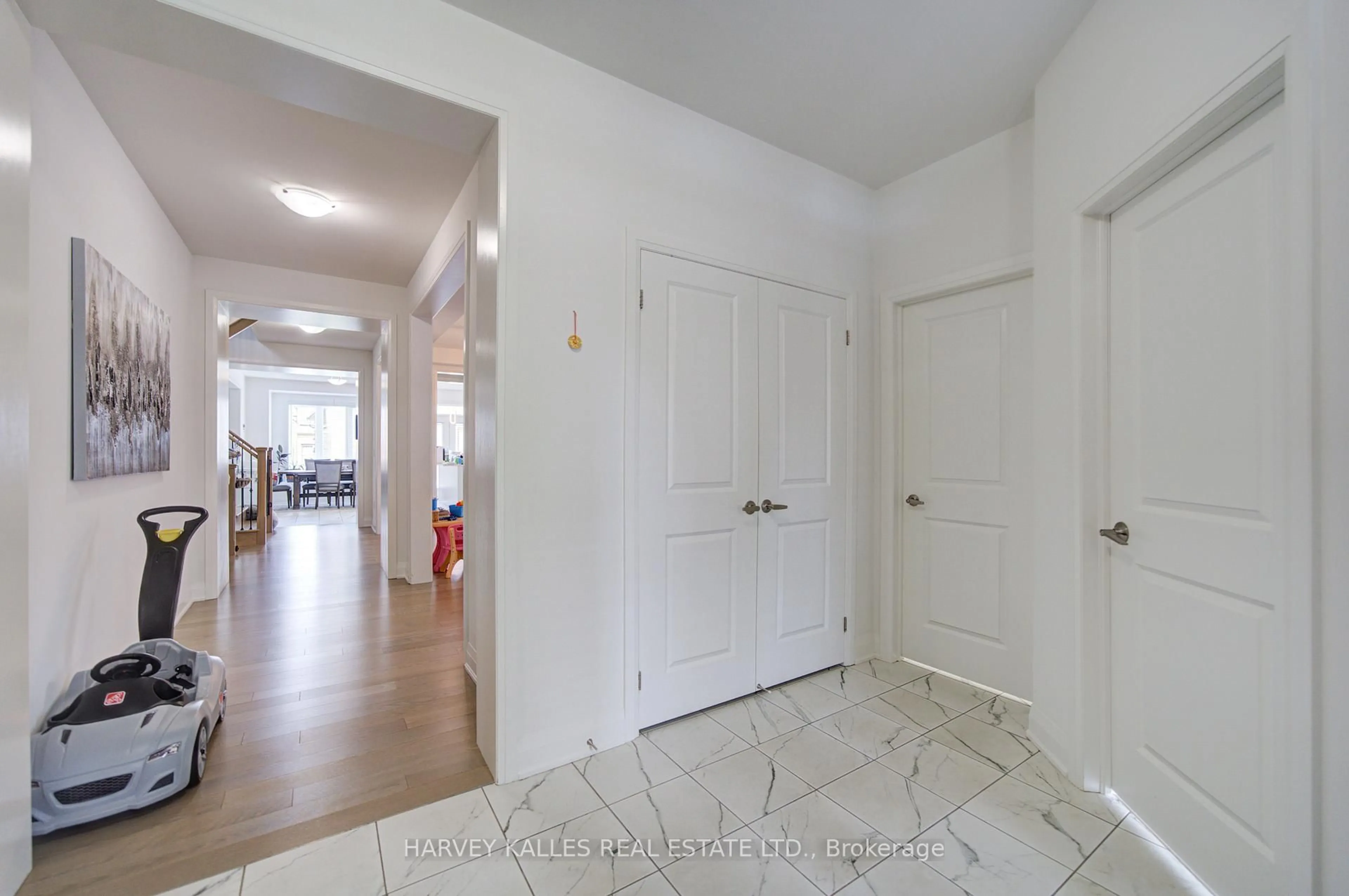 Indoor entryway for 33 Concert Hill Way, East Gwillimbury Ontario L9N 0W9