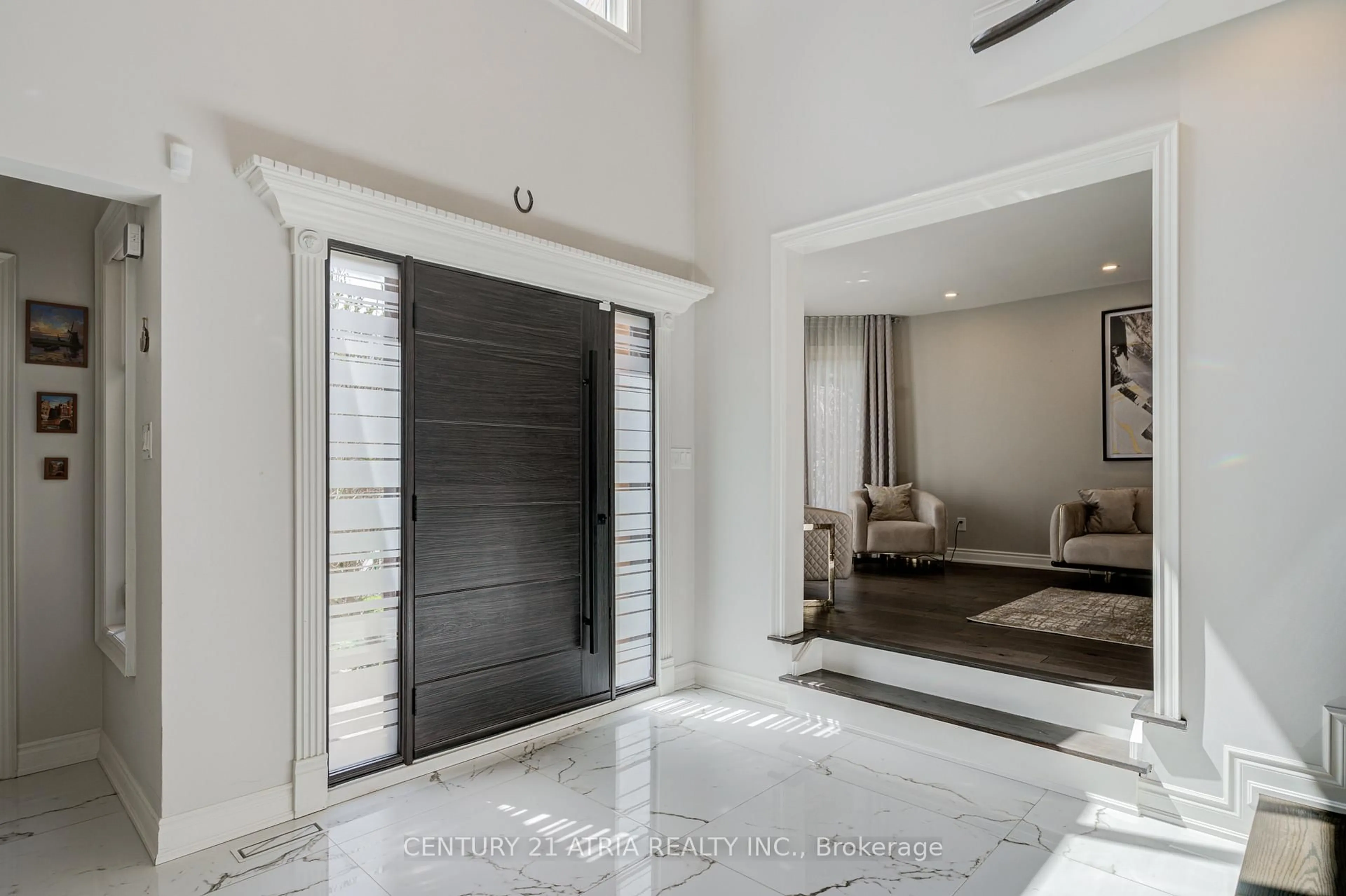Indoor entryway for 399 Tareyton Rd, Richmond Hill Ontario L4C 3X8