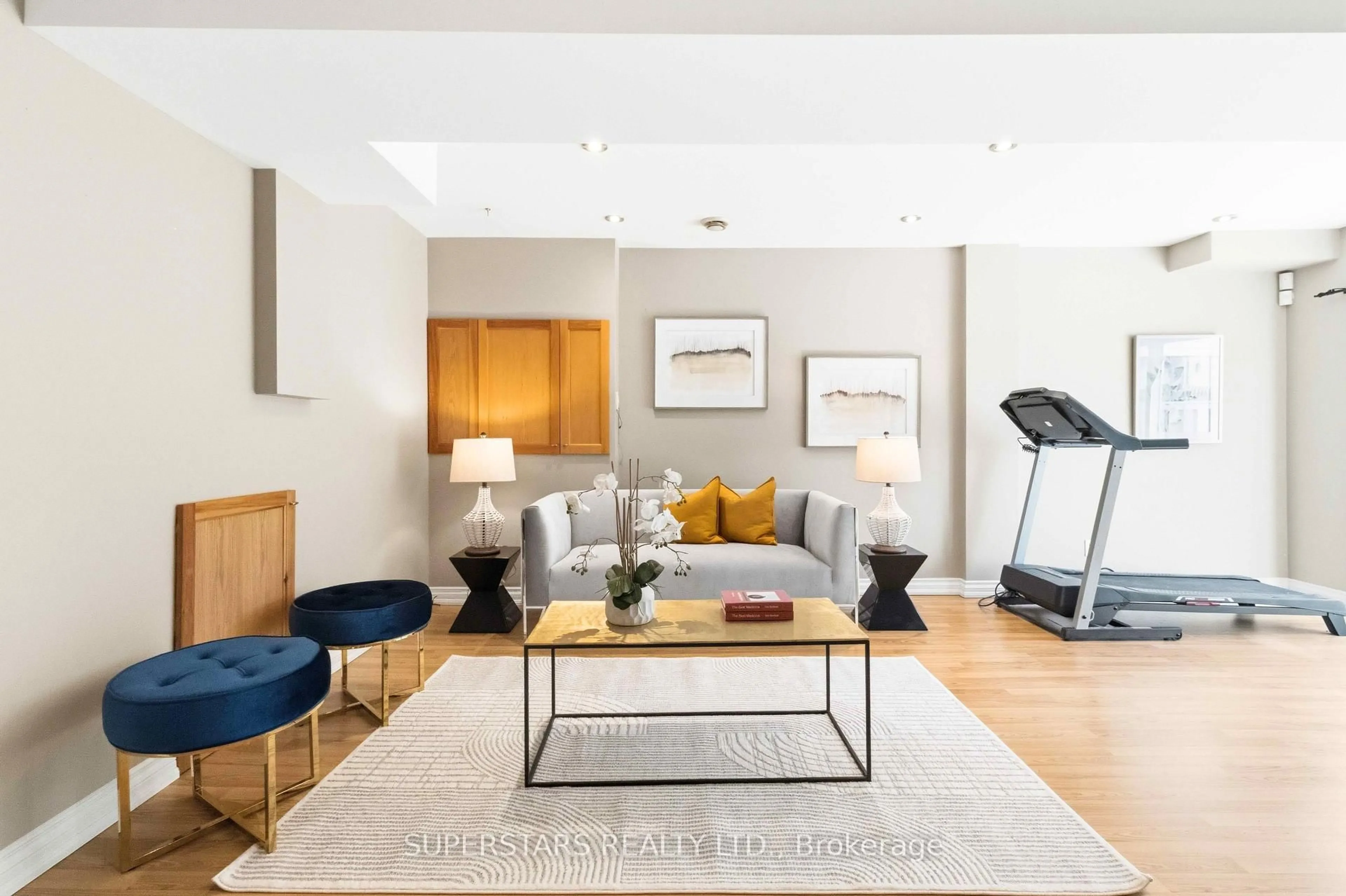 Living room with furniture, unknown for 7 Alder Grve, Aurora Ontario L4G 7N6