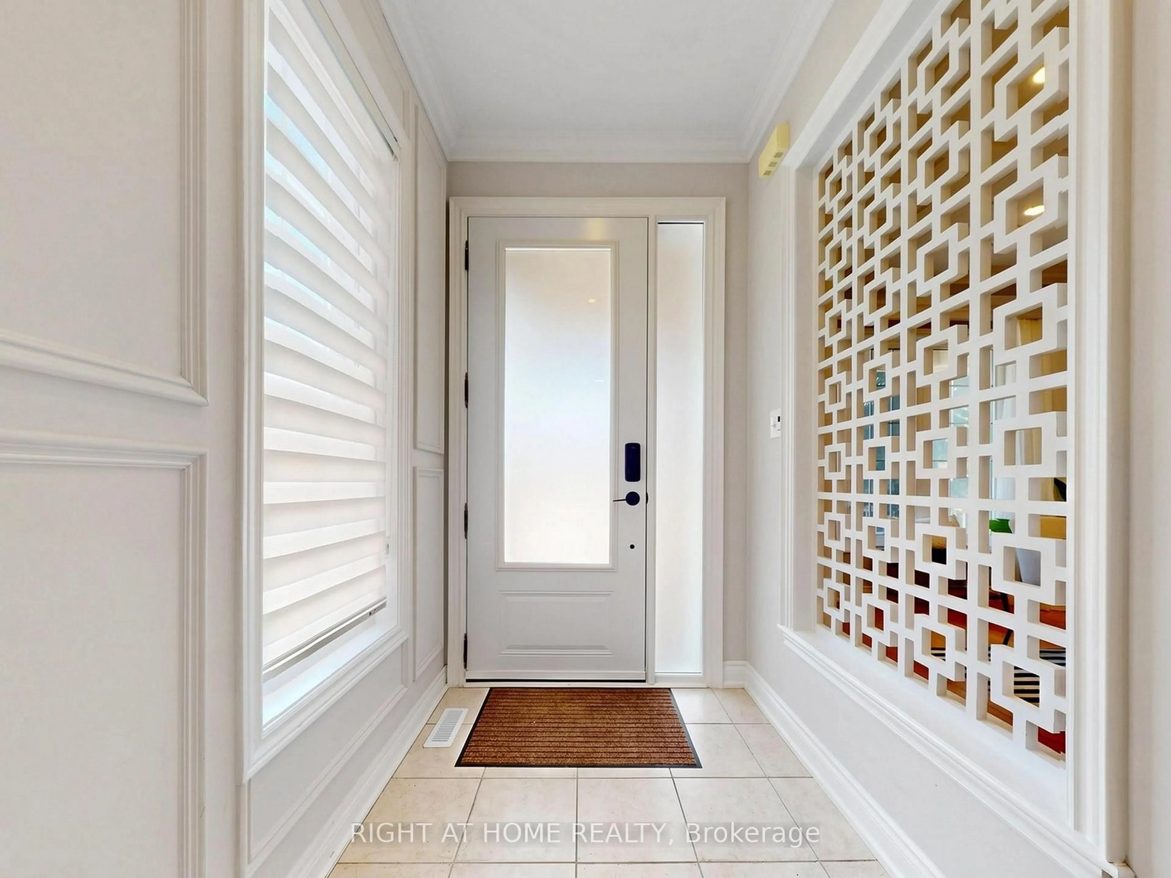 Indoor entryway for 142 Alfred Smith Way, Newmarket Ontario L3X 3B9
