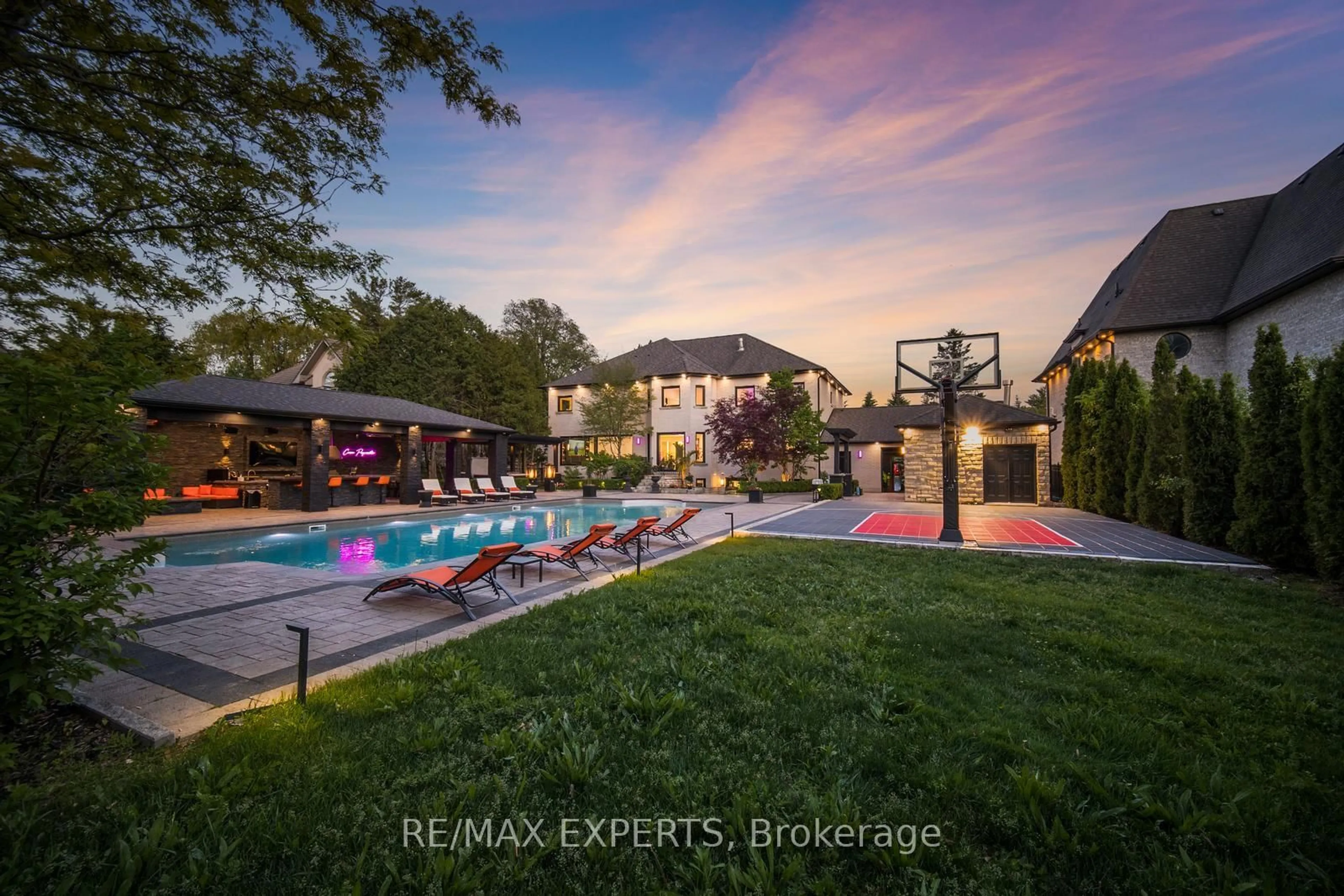 Pool for 82 Westwood Lane, Richmond Hill Ontario L4C 6Y2