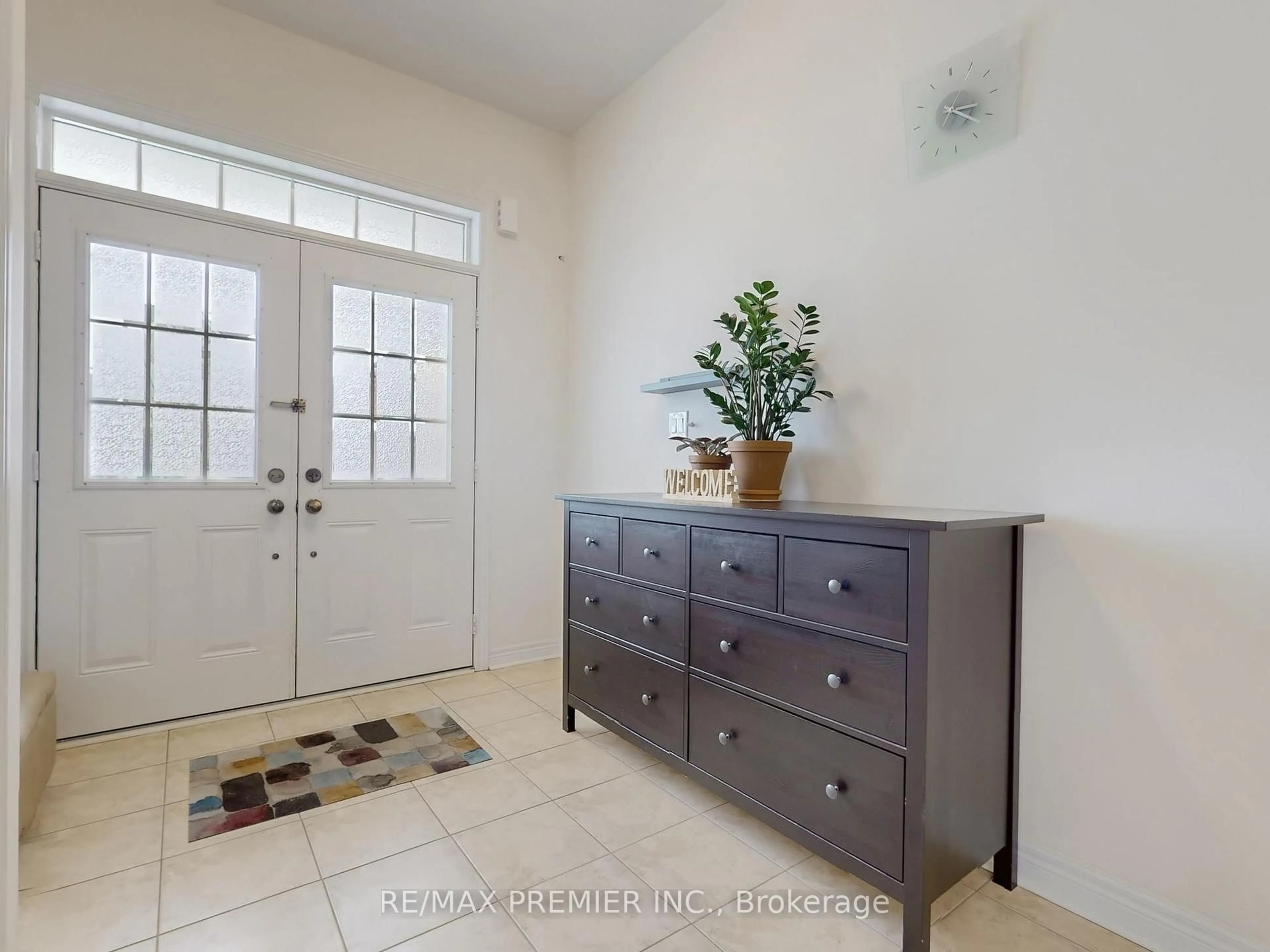 Indoor entryway for 32 Blue Grouse Rd, Vaughan Ontario L6A 4B9