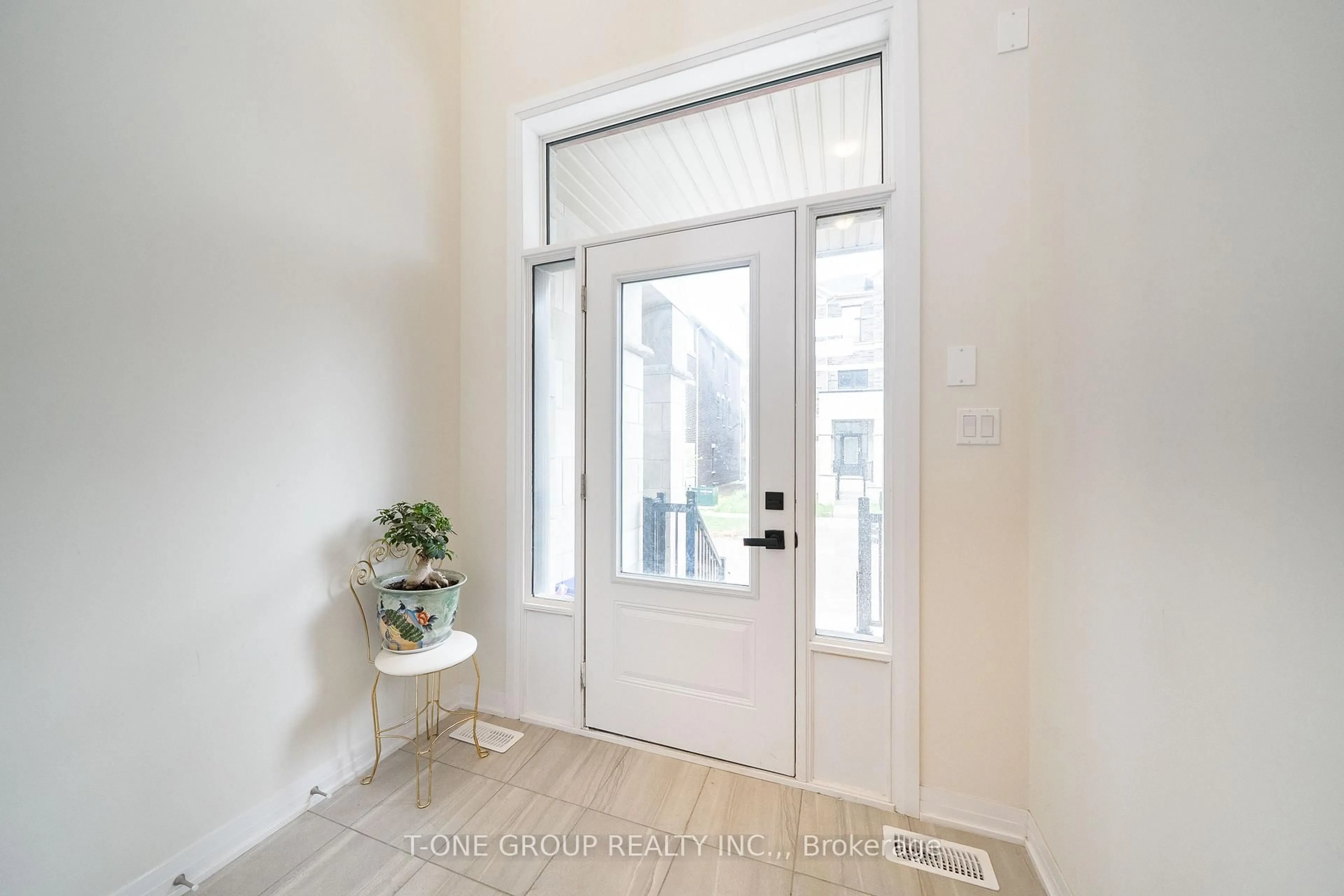 Indoor entryway for 71 Millman Lane, Richmond Hill Ontario L4S 0P8