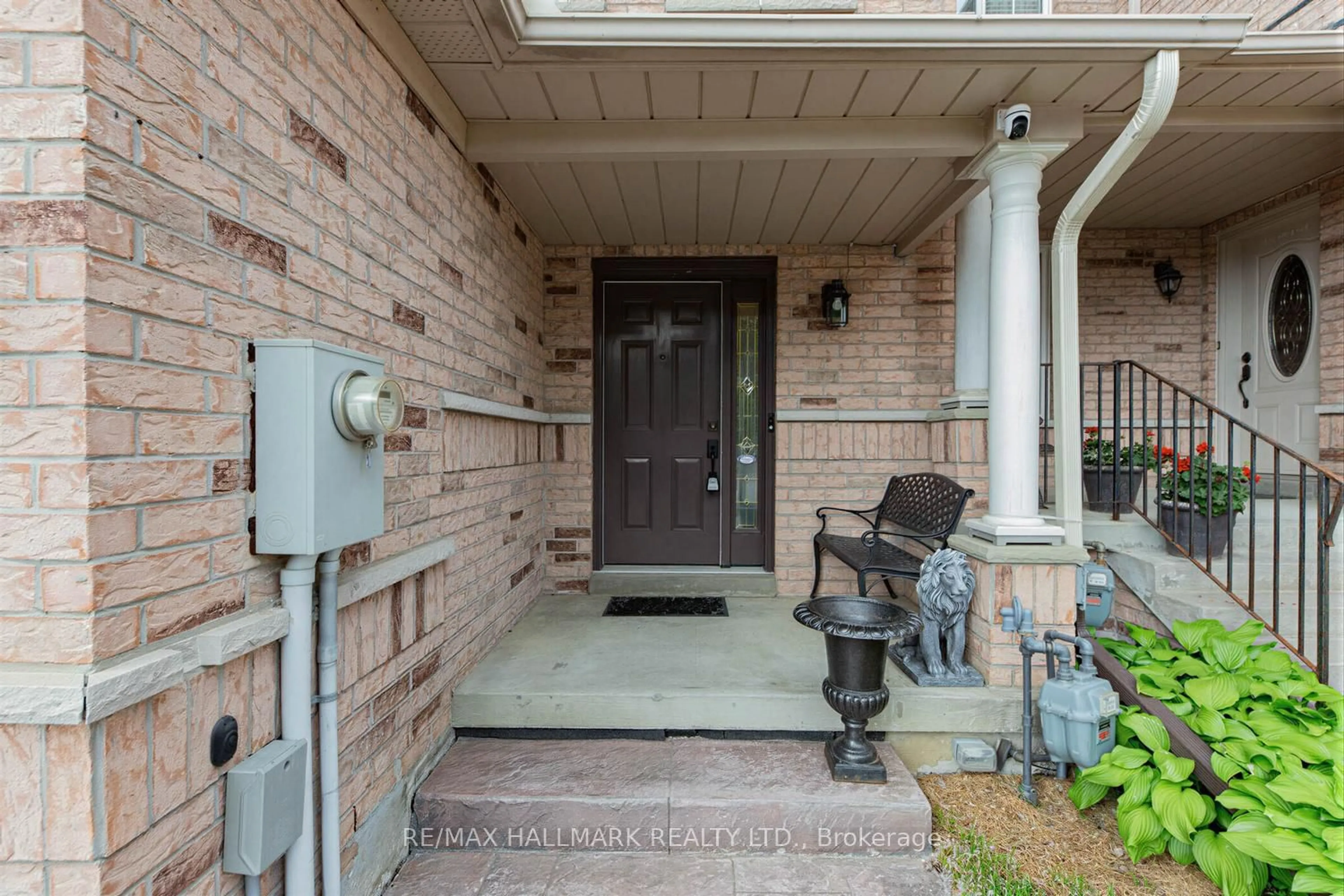 Indoor entryway for 4 Debonair St, Richmond Hill Ontario L4C 0R2