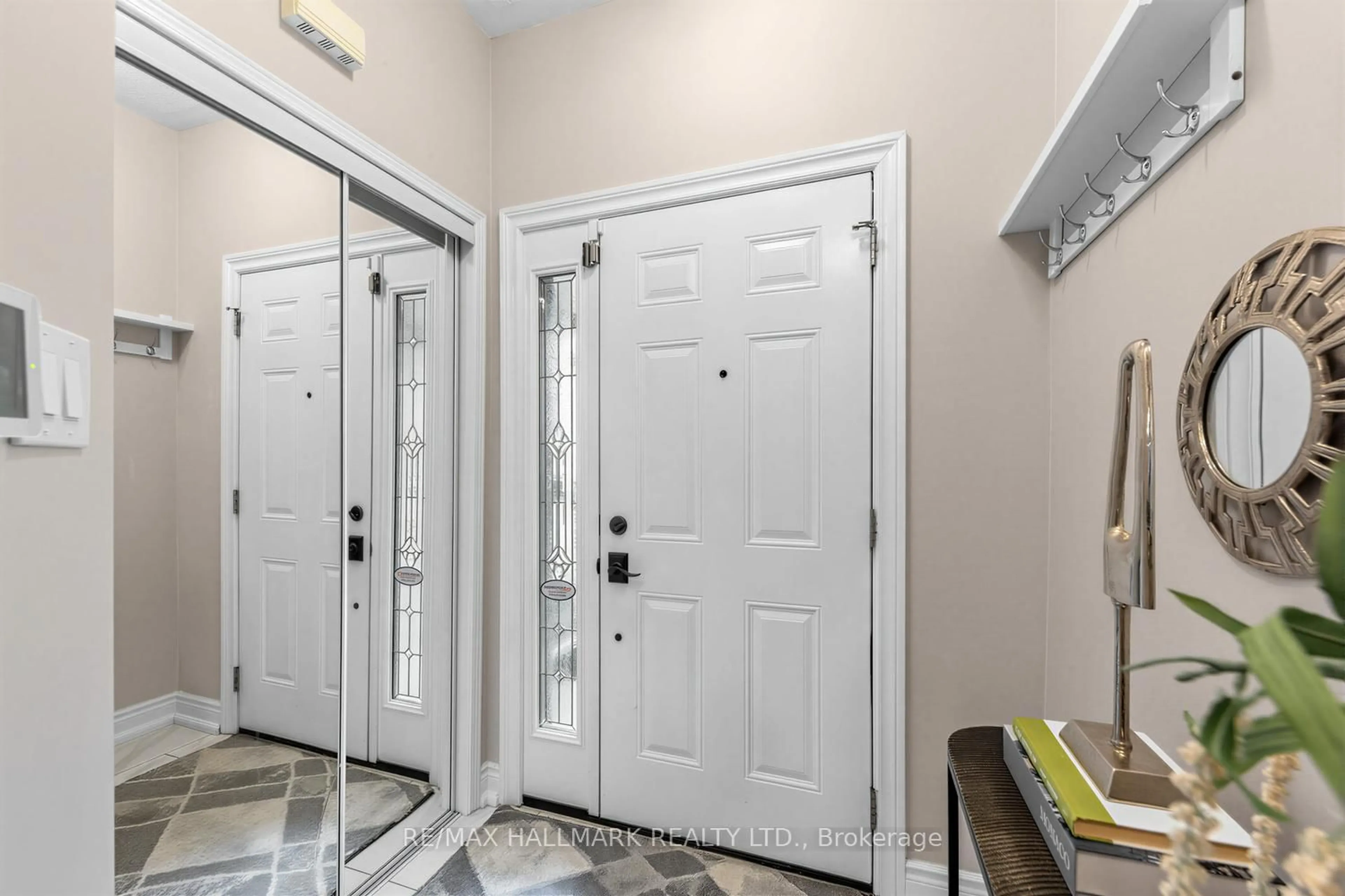 Indoor entryway for 4 Debonair St, Richmond Hill Ontario L4C 0R2