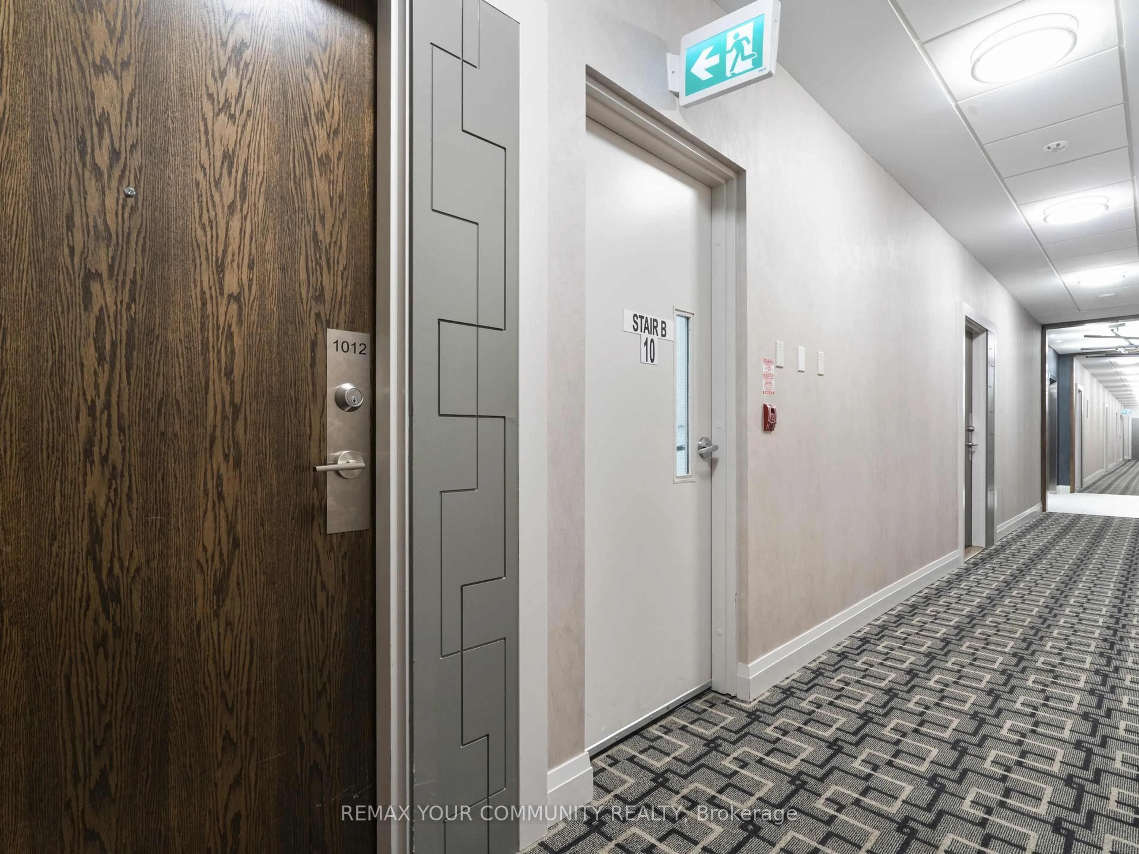 Indoor foyer for 99 Eagle Rock Way #1012, Vaughan Ontario L6A 5A7