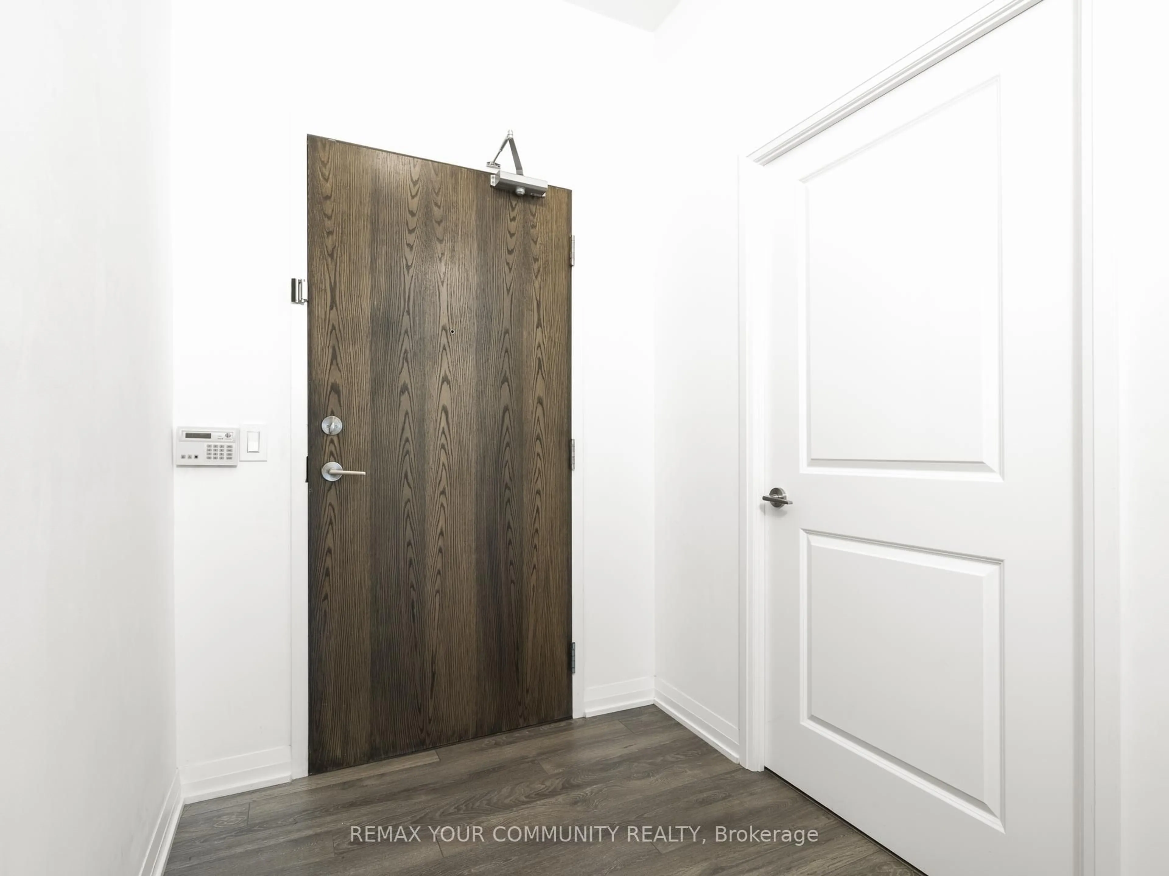 Indoor entryway for 99 Eagle Rock Way #1012, Vaughan Ontario L6A 5A7