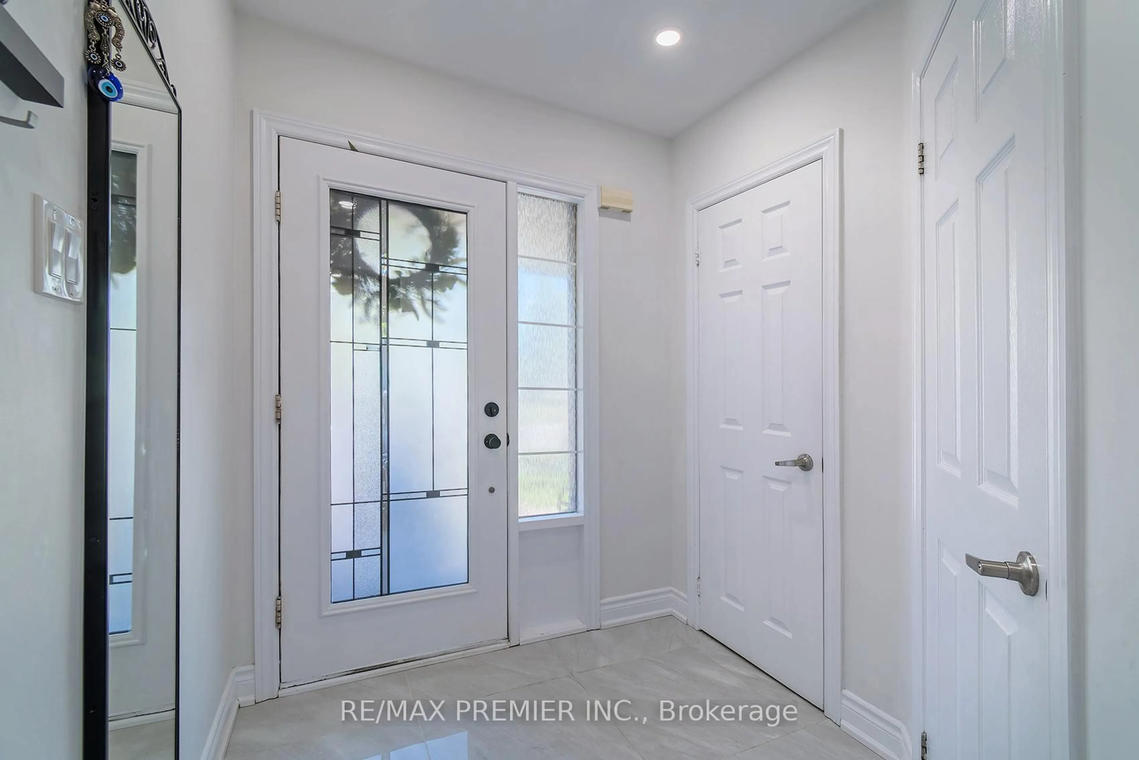 Indoor entryway for 2 Prestwick Ave, Vaughan Ontario L6A 2C9
