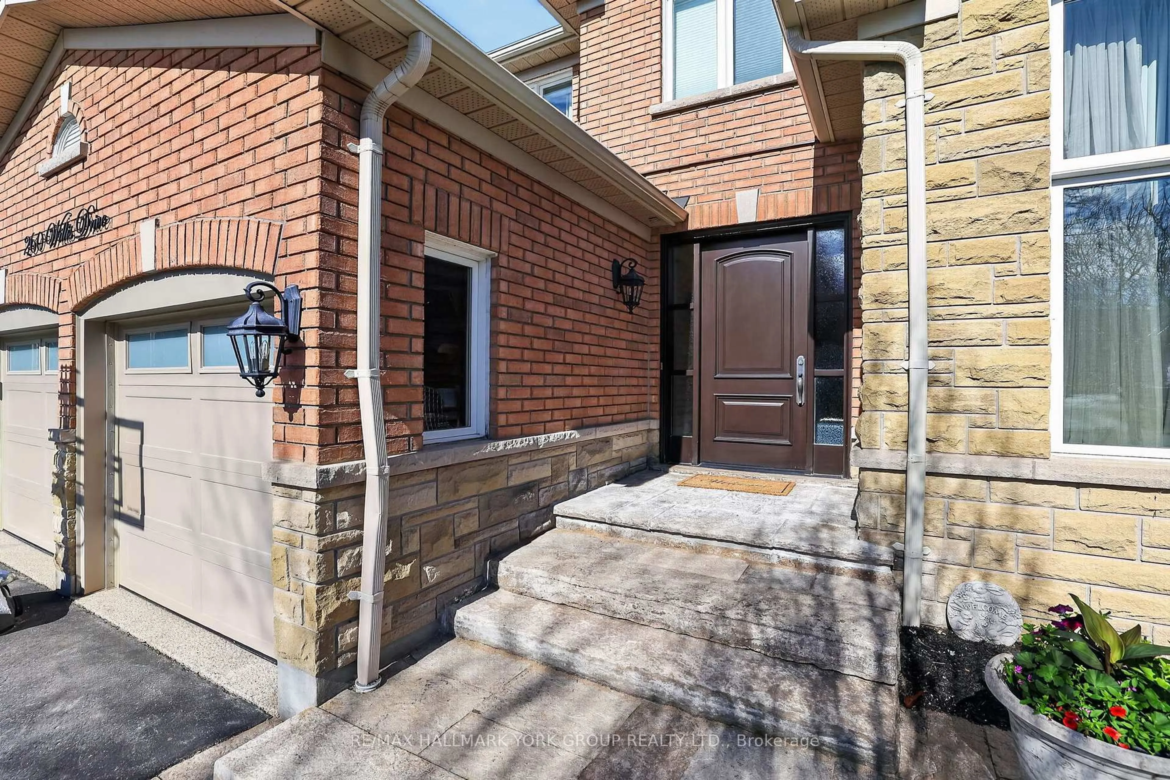 Home with brick exterior material, street for 260 Willis Dr, Aurora Ontario L4G 7M2