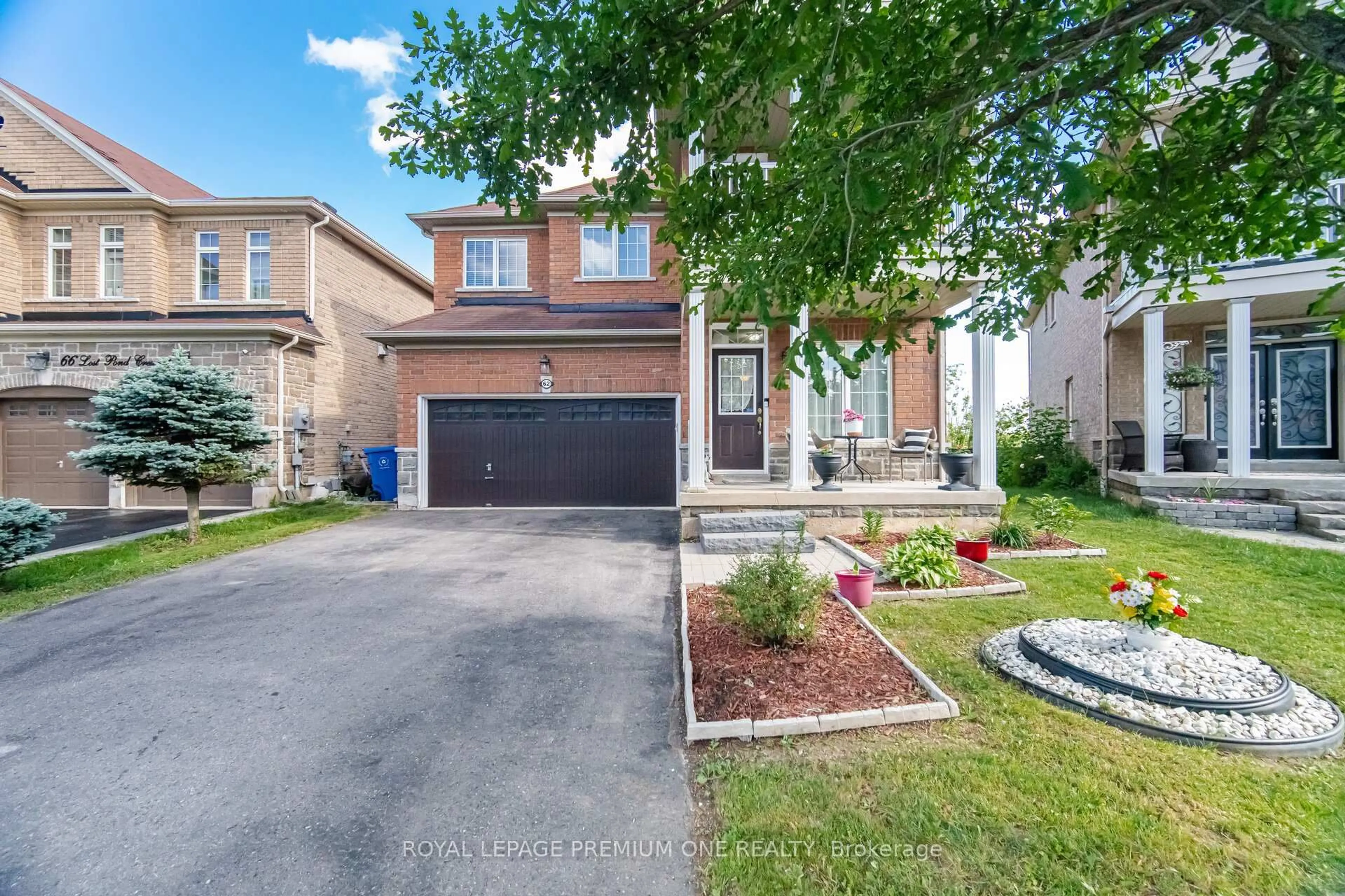 A pic from outside/outdoor area/front of a property/back of a property/a pic from drone, street for 62 Lost Pond Cres, Whitchurch-Stouffville Ontario L4A 0R4