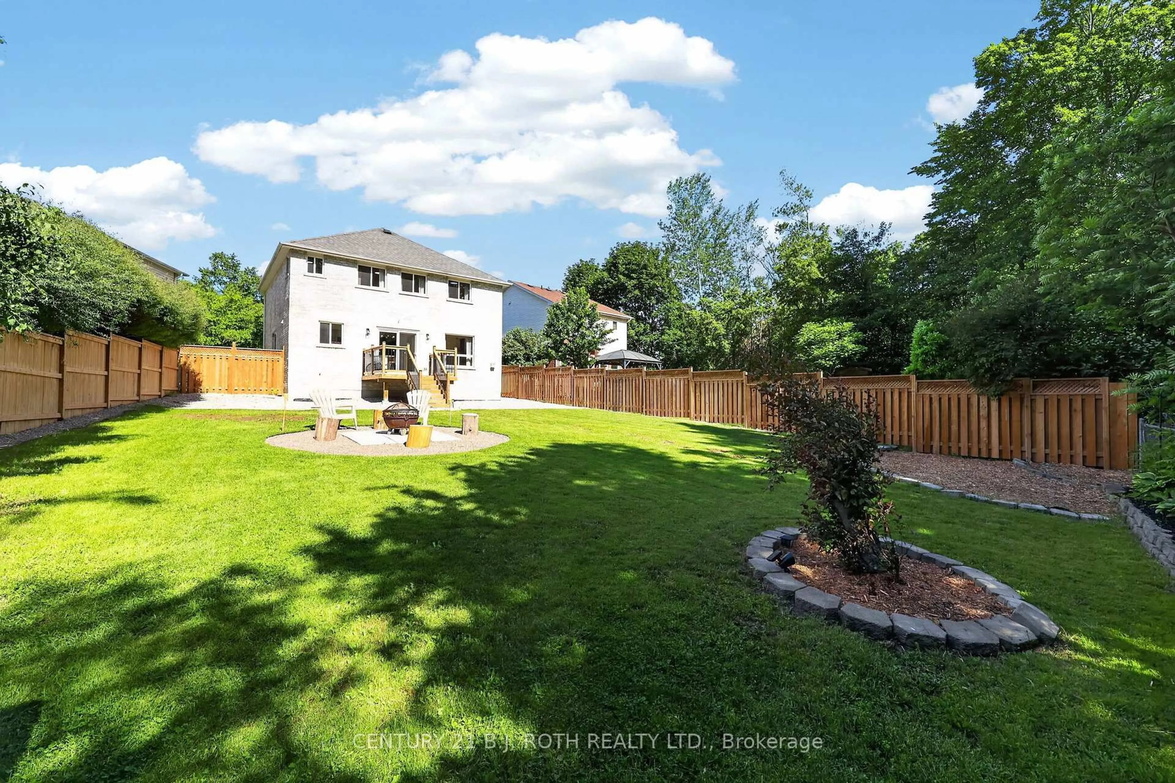 A pic from outside/outdoor area/front of a property/back of a property/a pic from drone, unknown for 1077 CORRIE St, Innisfil Ontario L9S 1T7