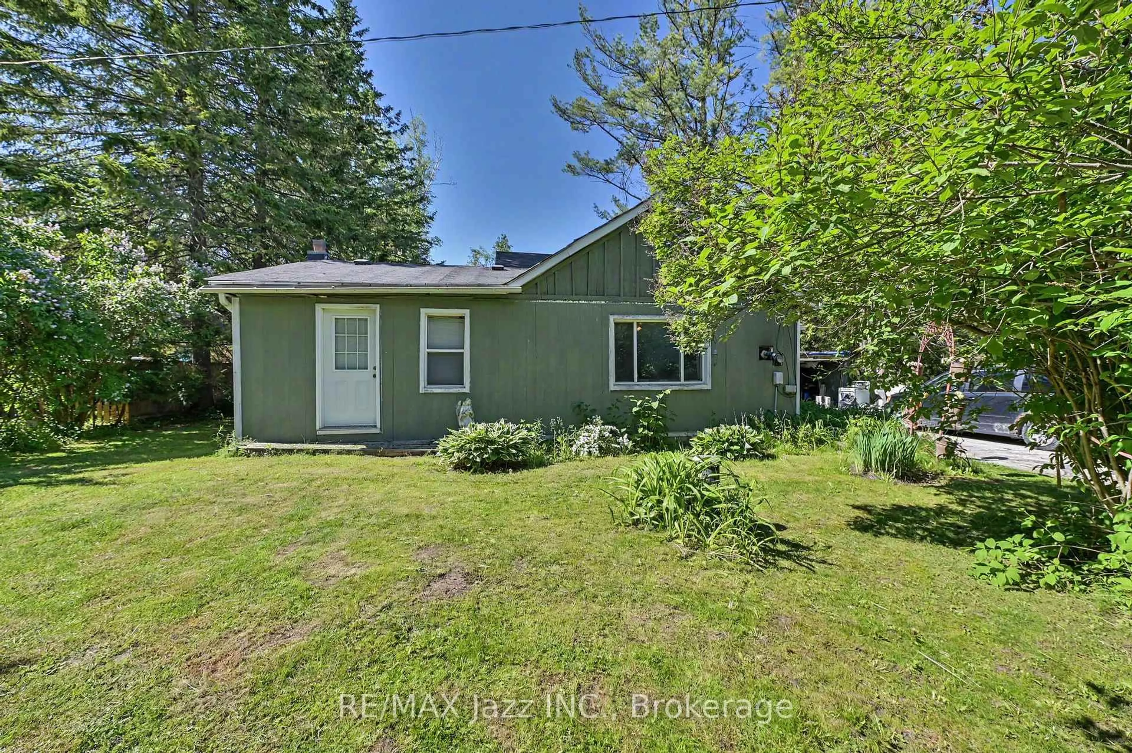 A pic from outside/outdoor area/front of a property/back of a property/a pic from drone, street for 4 Hubbard St, Georgina Ontario L0E 1N0