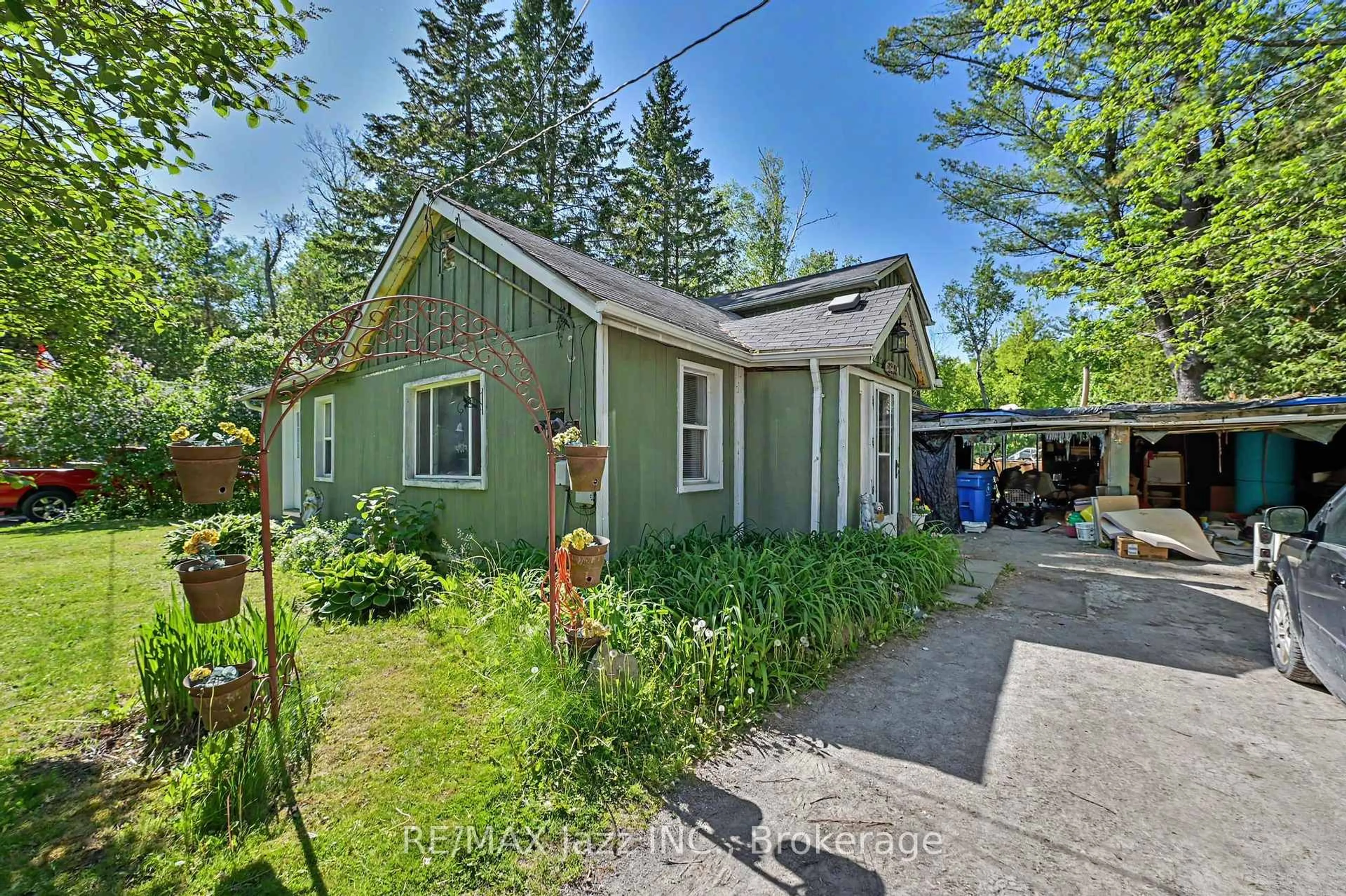 Unknown for 4 Hubbard St, Georgina Ontario L0E 1N0