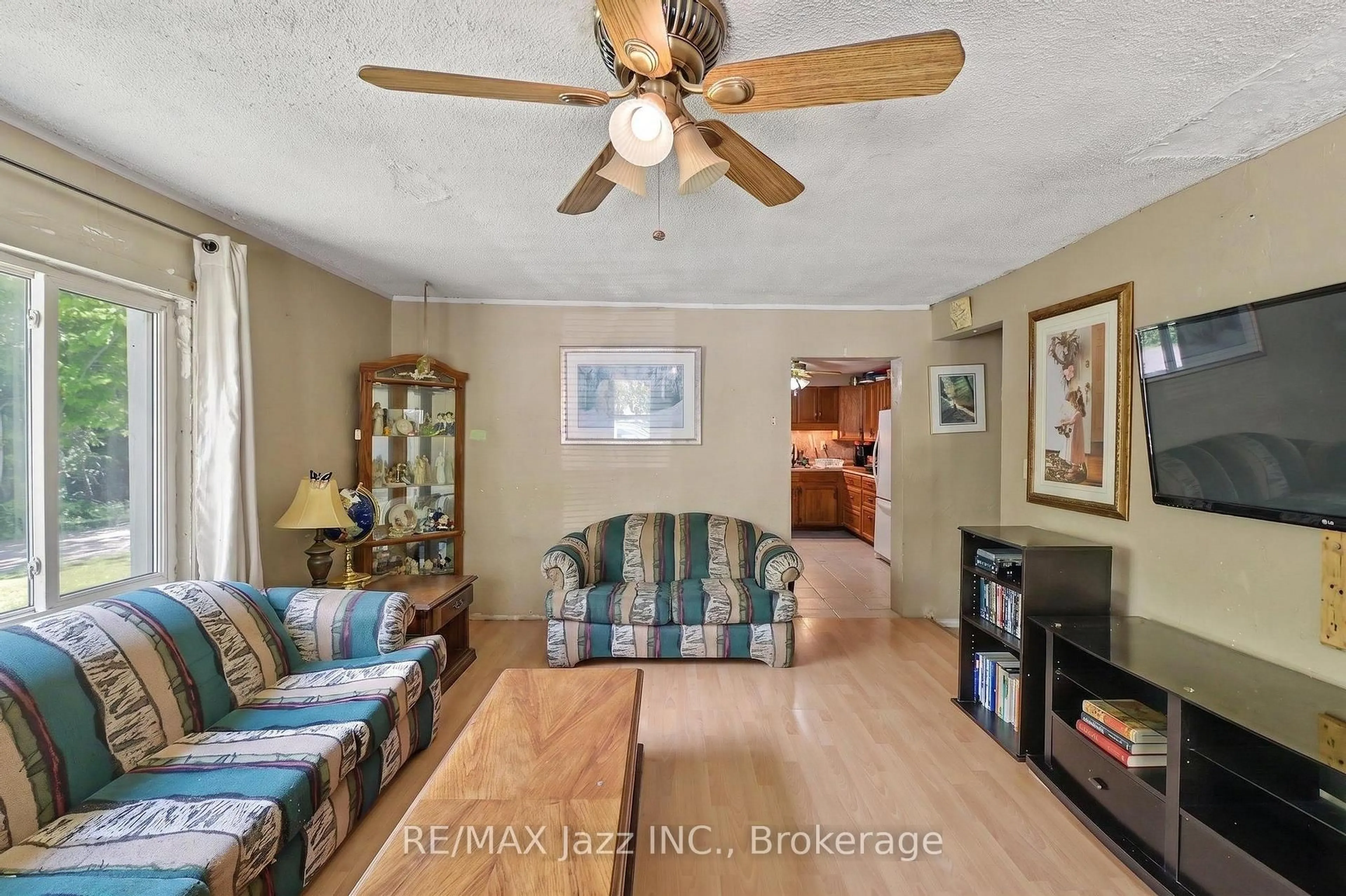 Living room with furniture, unknown for 4 Hubbard St, Georgina Ontario L0E 1N0