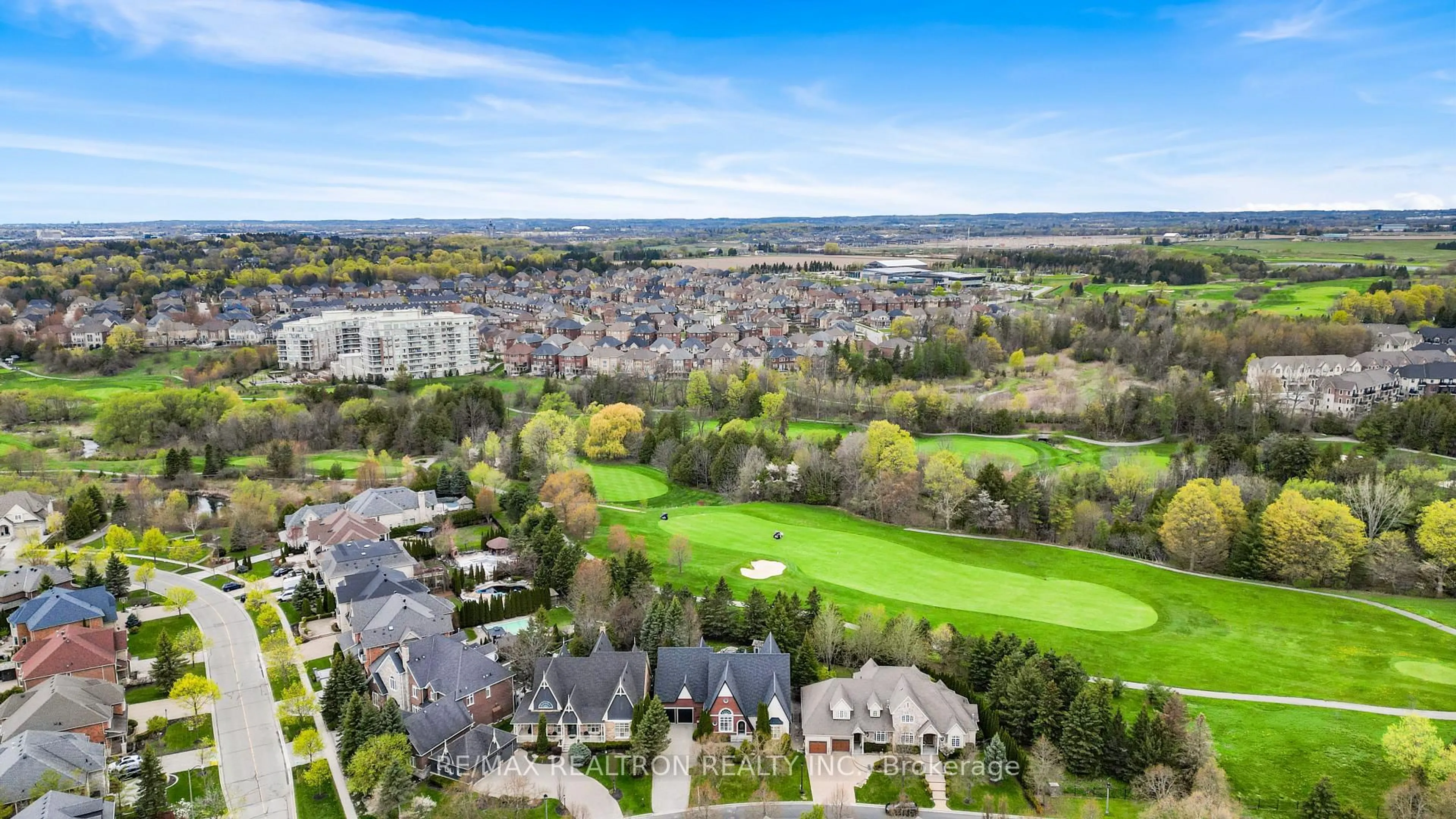 A pic from outside/outdoor area/front of a property/back of a property/a pic from drone, water/lake/river/ocean view for 4 The Fairways, Markham Ontario L6C 1Z4