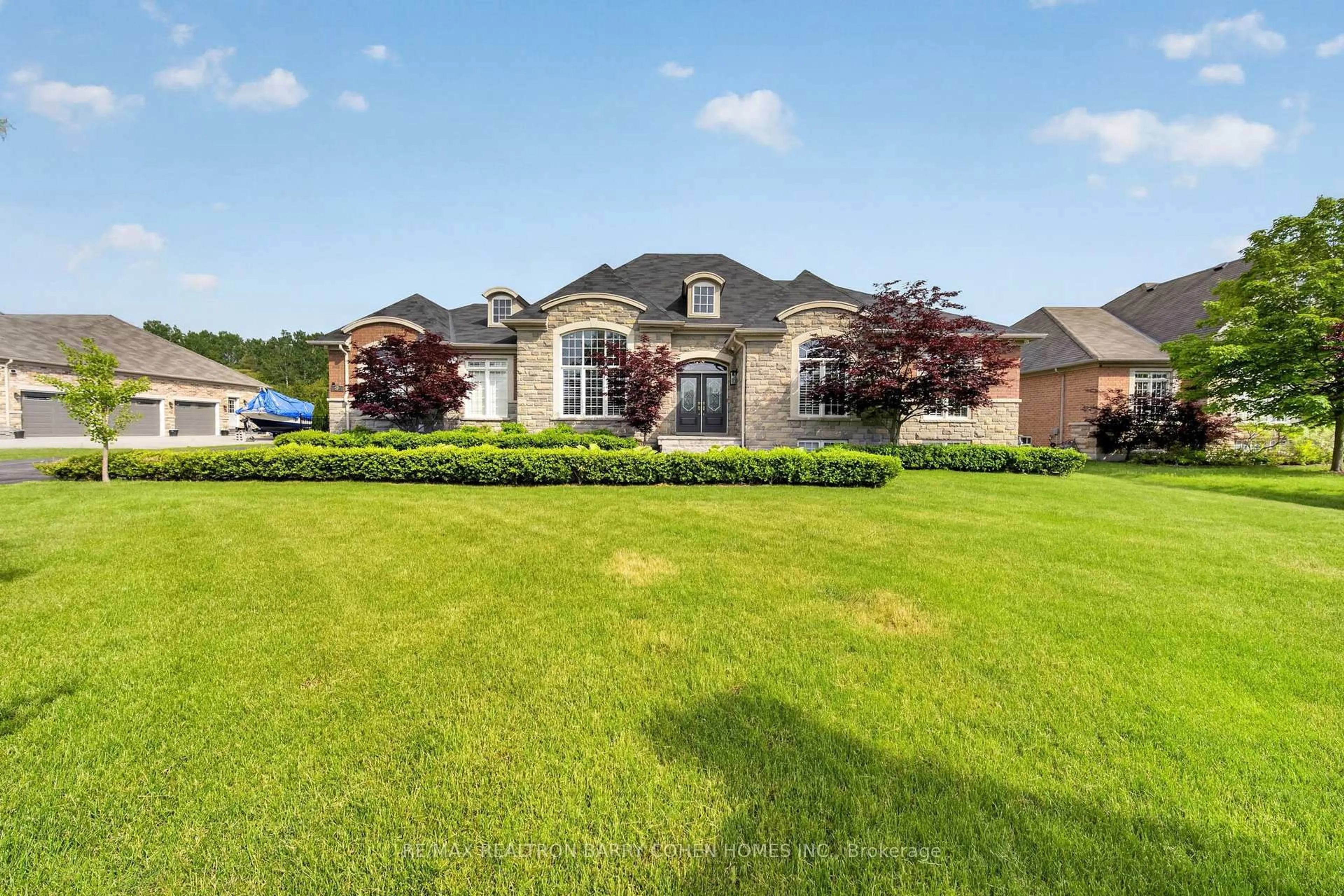 A pic from outside/outdoor area/front of a property/back of a property/a pic from drone, unknown for 9 Wolford Crt, Georgina Ontario L4P 0B1