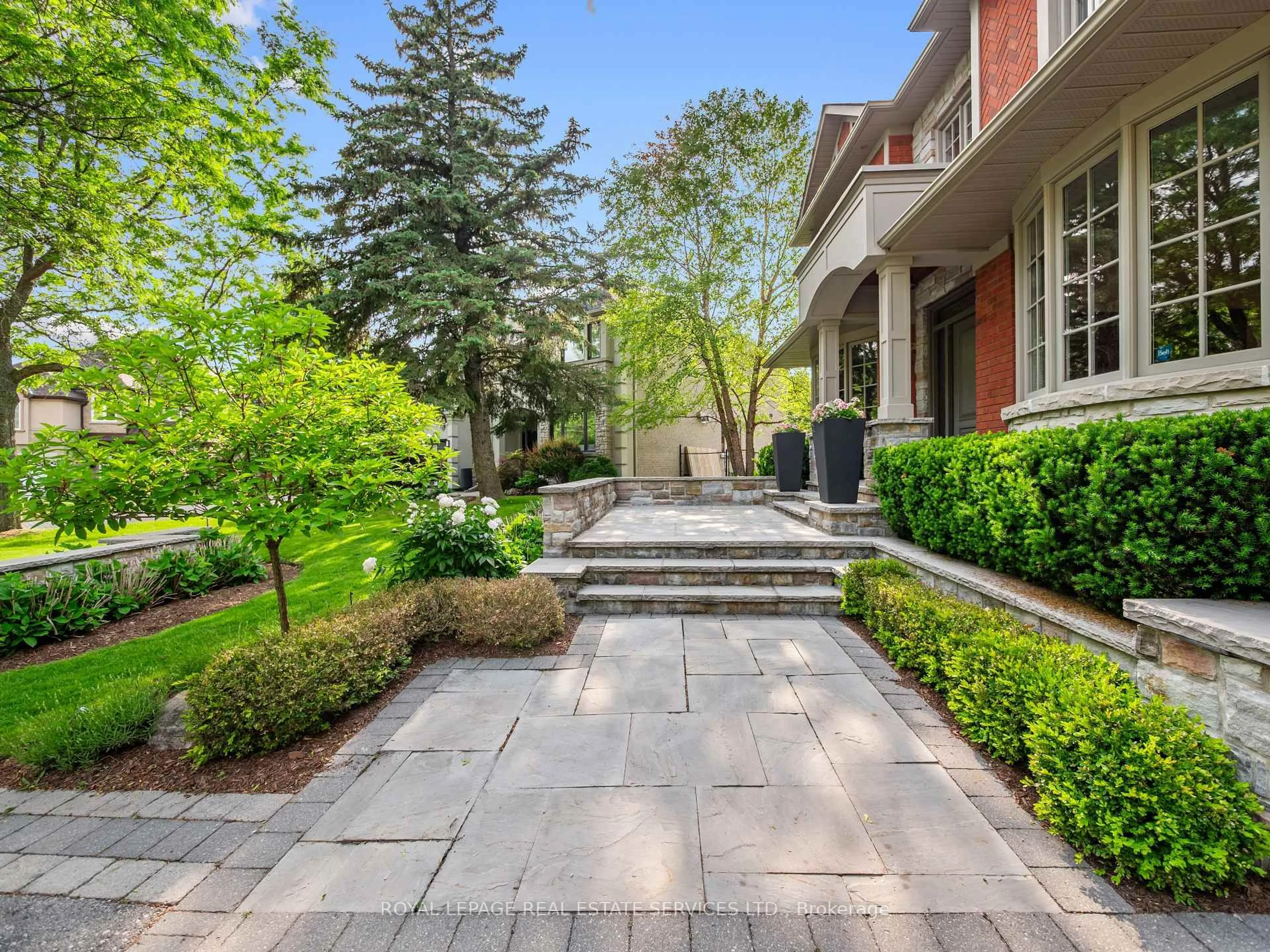 Patio, street for 799 Landresse Crt, Newmarket Ontario L3X 1M6