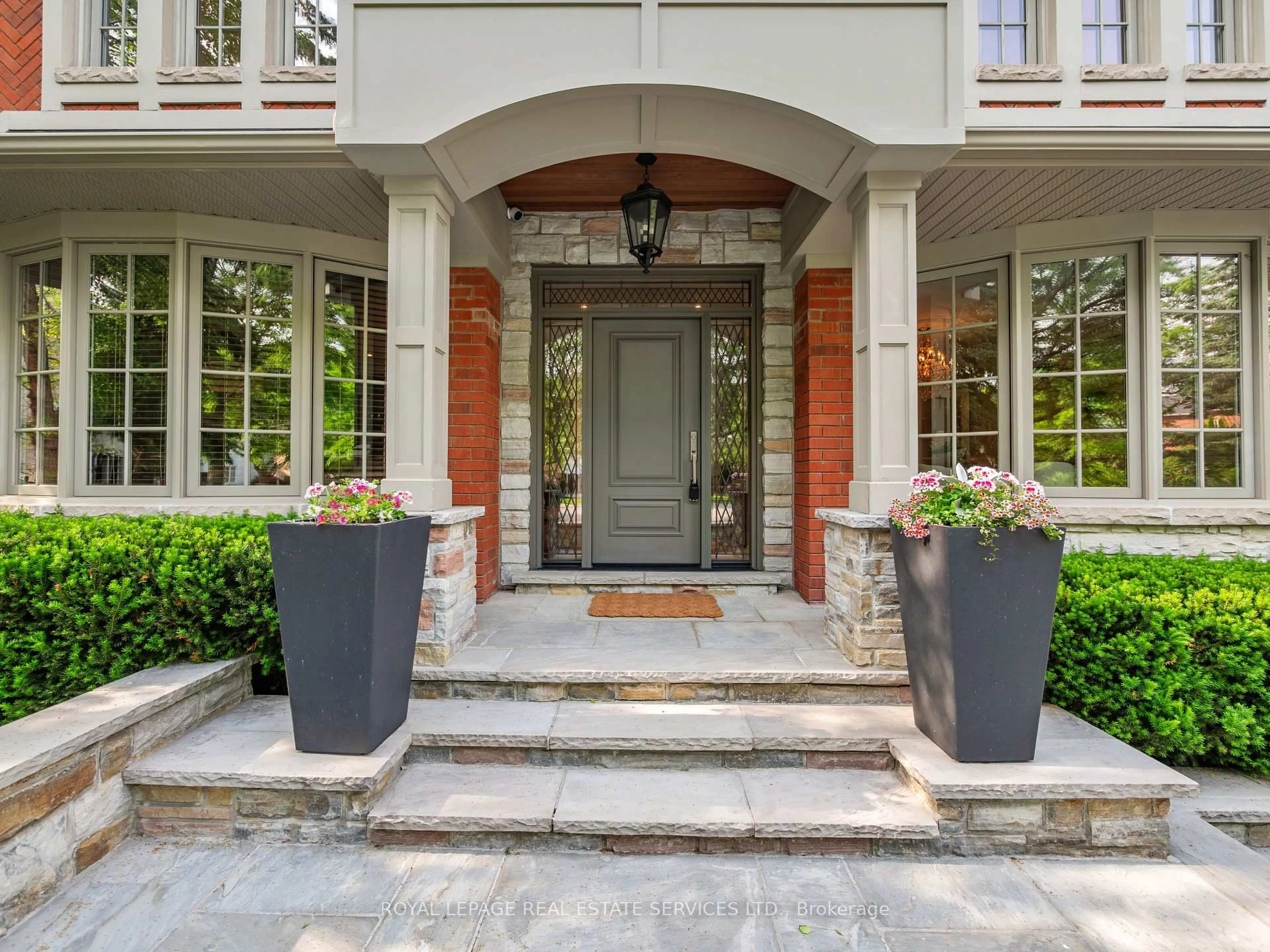 Indoor entryway for 799 Landresse Crt, Newmarket Ontario L3X 1M6