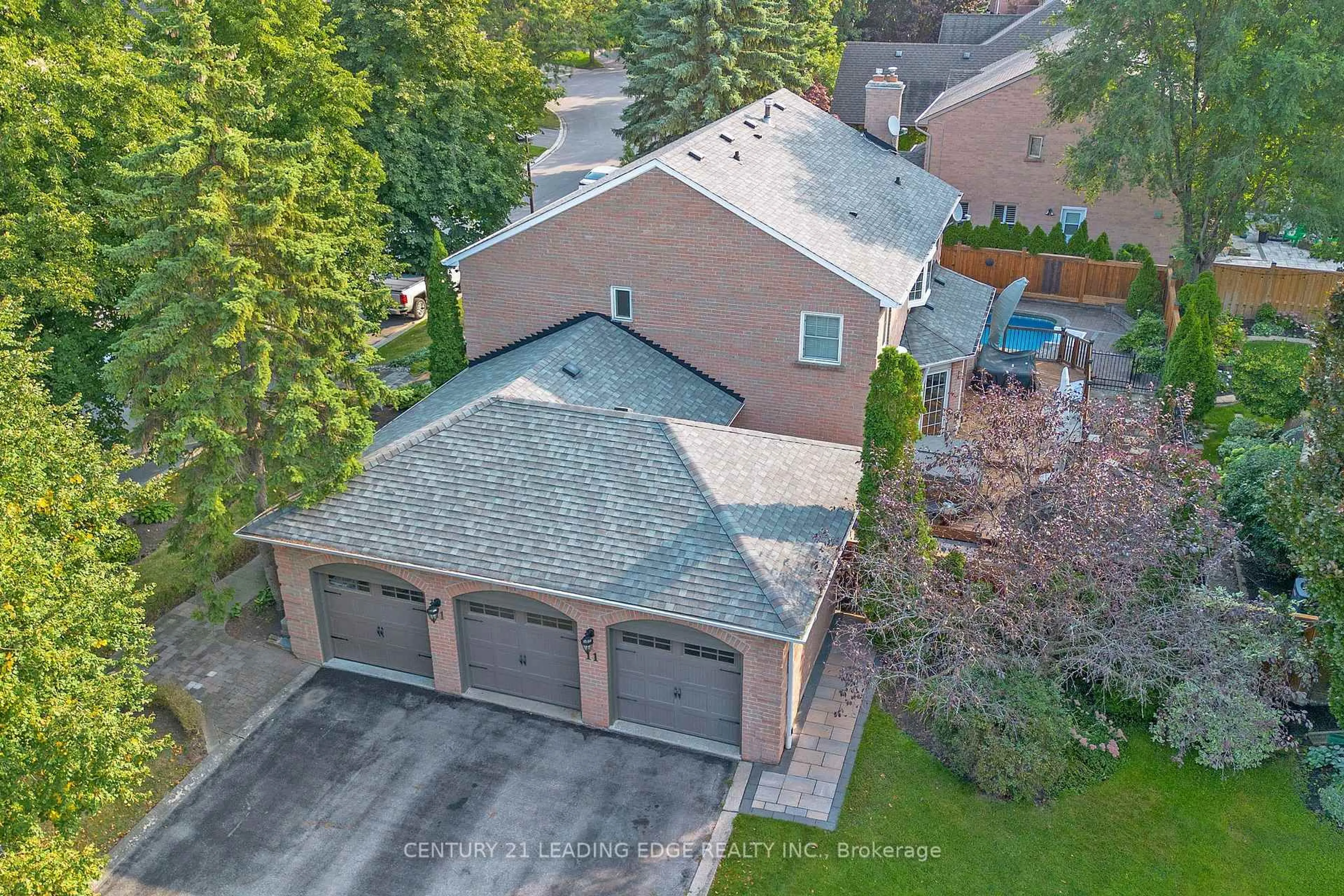 A pic from outside/outdoor area/front of a property/back of a property/a pic from drone, street for 11 Hedgewood Dr, Markham Ontario L3R 6J3
