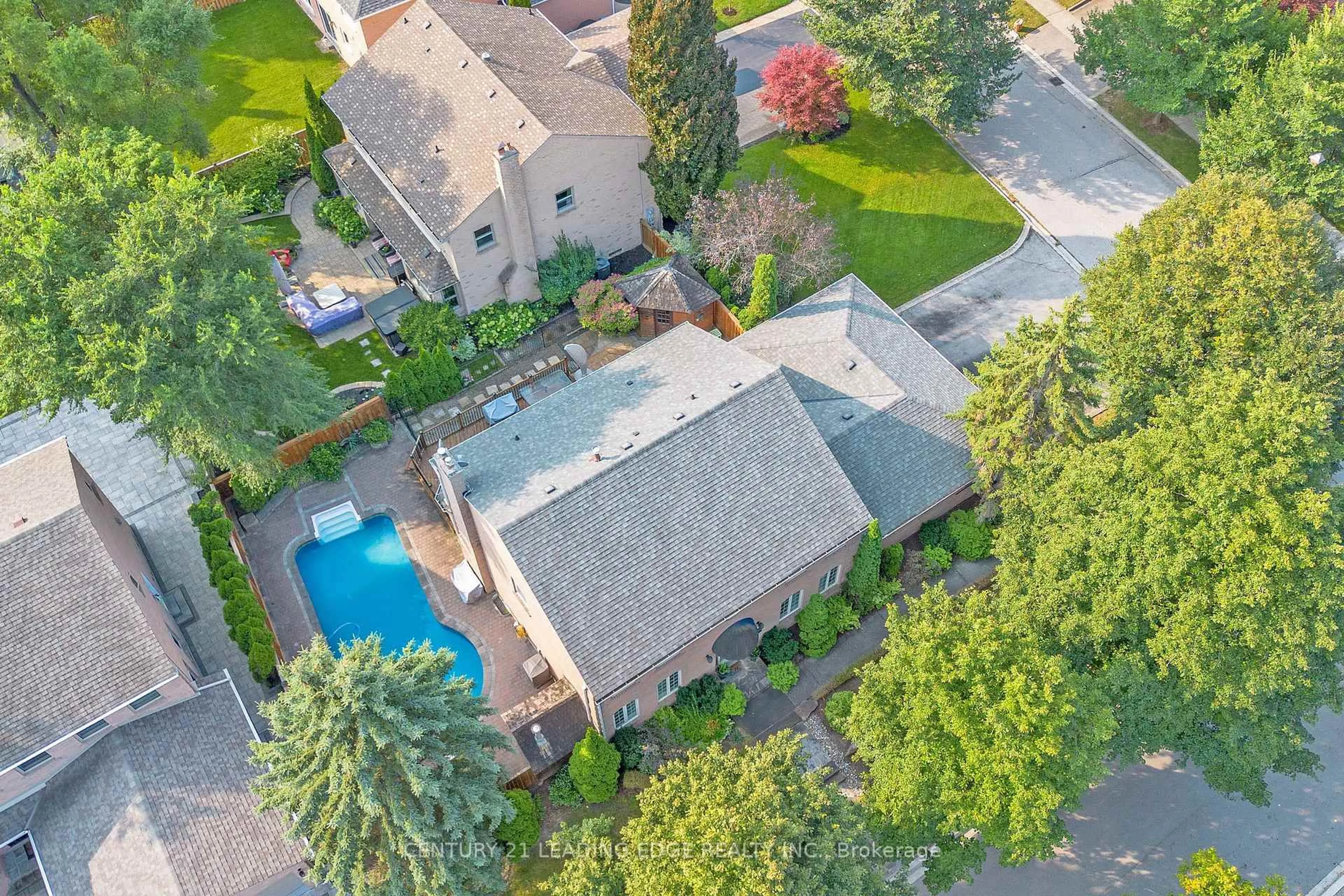 A pic from outside/outdoor area/front of a property/back of a property/a pic from drone, street for 11 Hedgewood Dr, Markham Ontario L3R 6J3