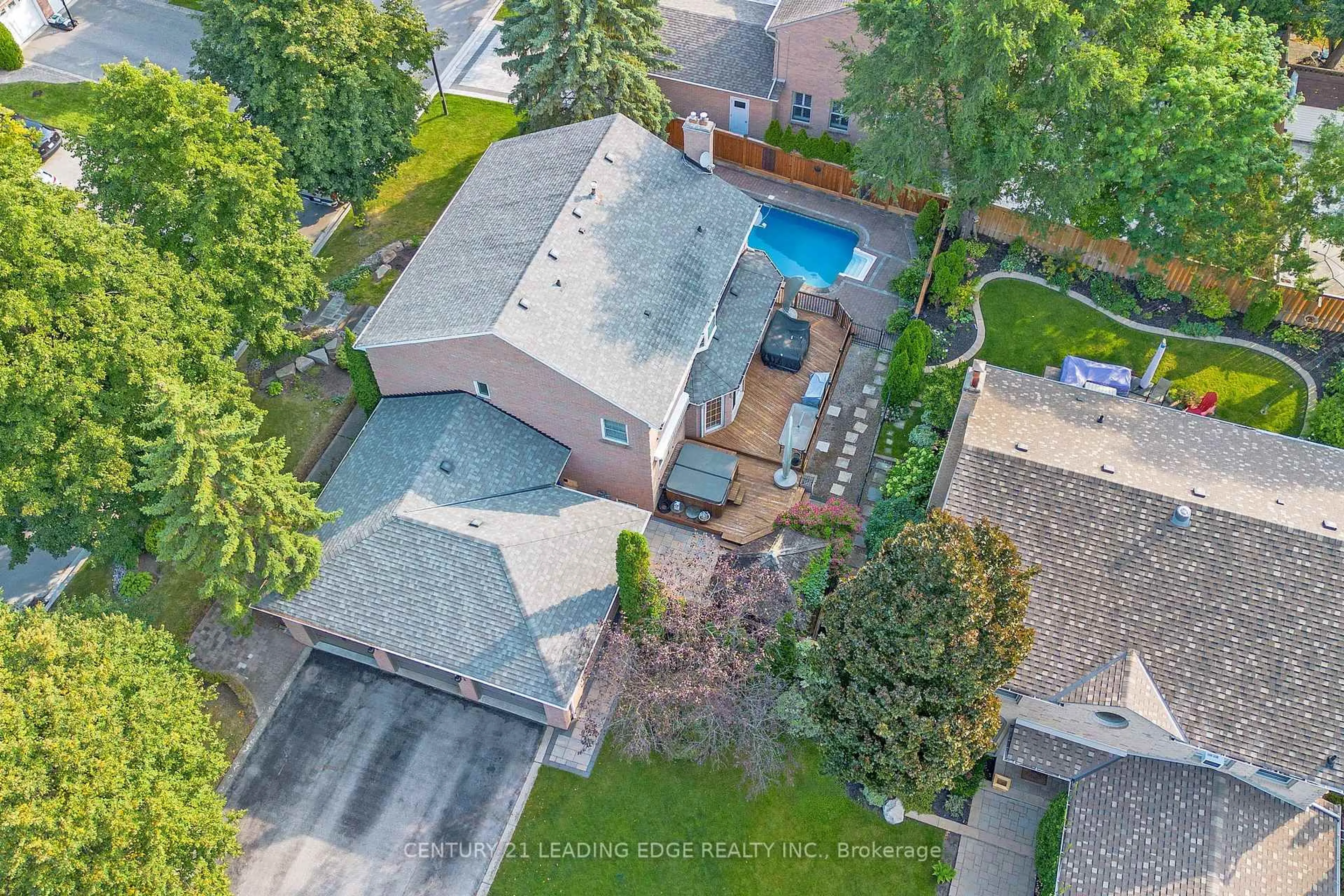 A pic from outside/outdoor area/front of a property/back of a property/a pic from drone, street for 11 Hedgewood Dr, Markham Ontario L3R 6J3