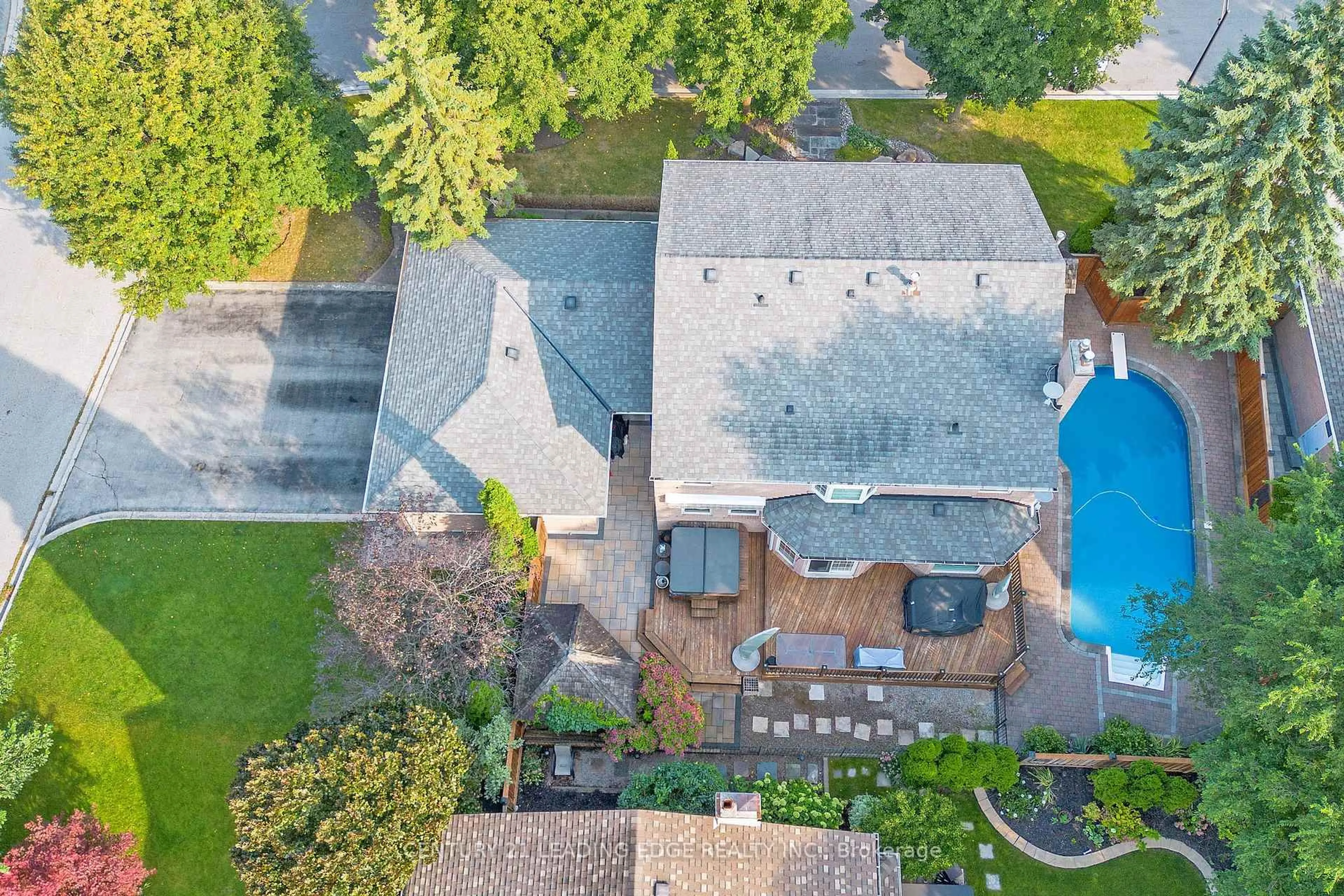 A pic from outside/outdoor area/front of a property/back of a property/a pic from drone, street for 11 Hedgewood Dr, Markham Ontario L3R 6J3