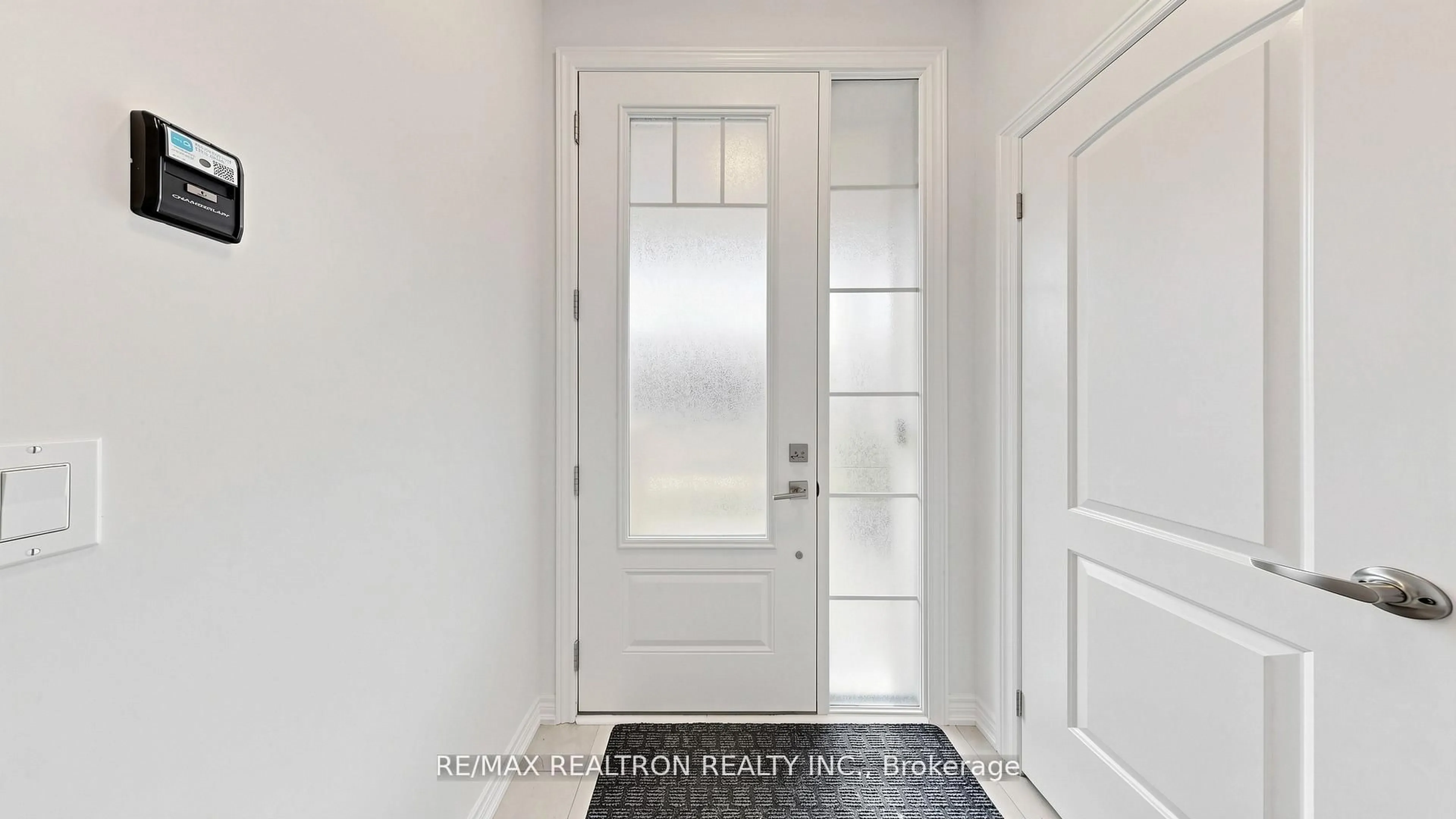 Indoor entryway for 26 Flower Garden Tr, Whitchurch-Stouffville Ontario L4A 4V4