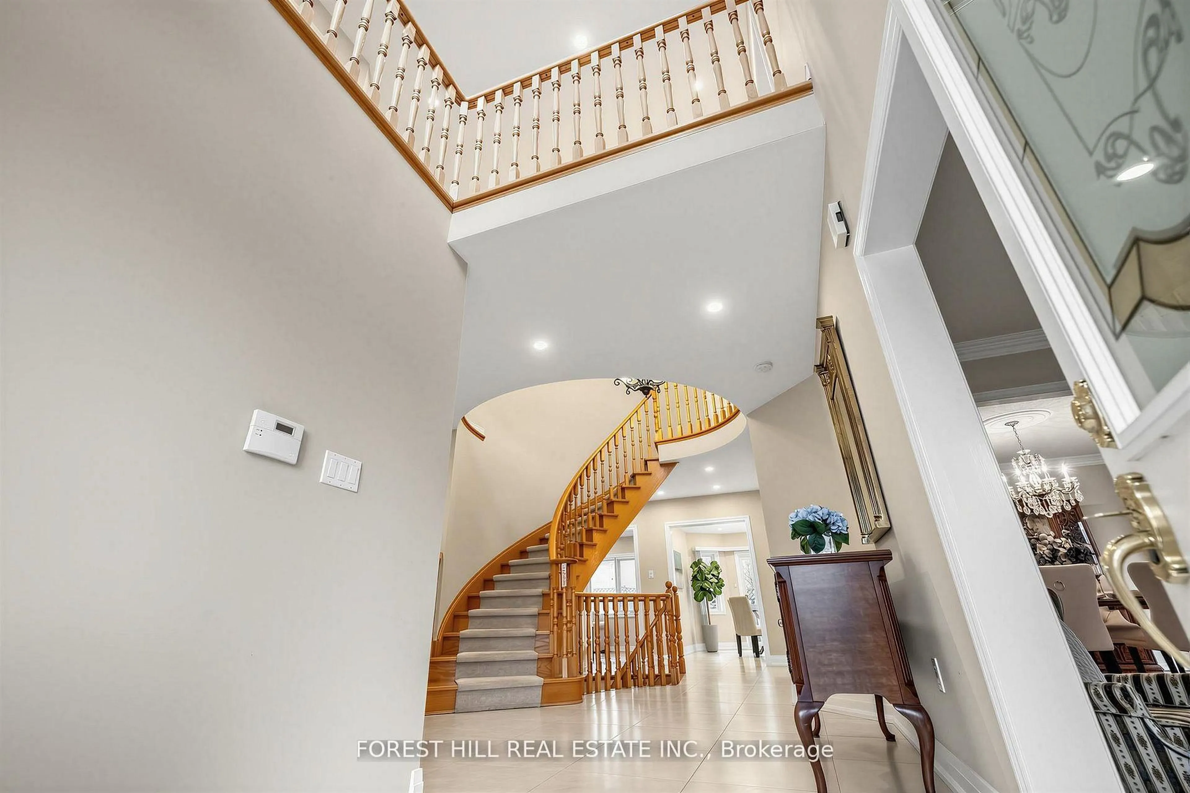 Indoor foyer for 17 Lady Lynn Cres, Richmond Hill Ontario L4B 3V5