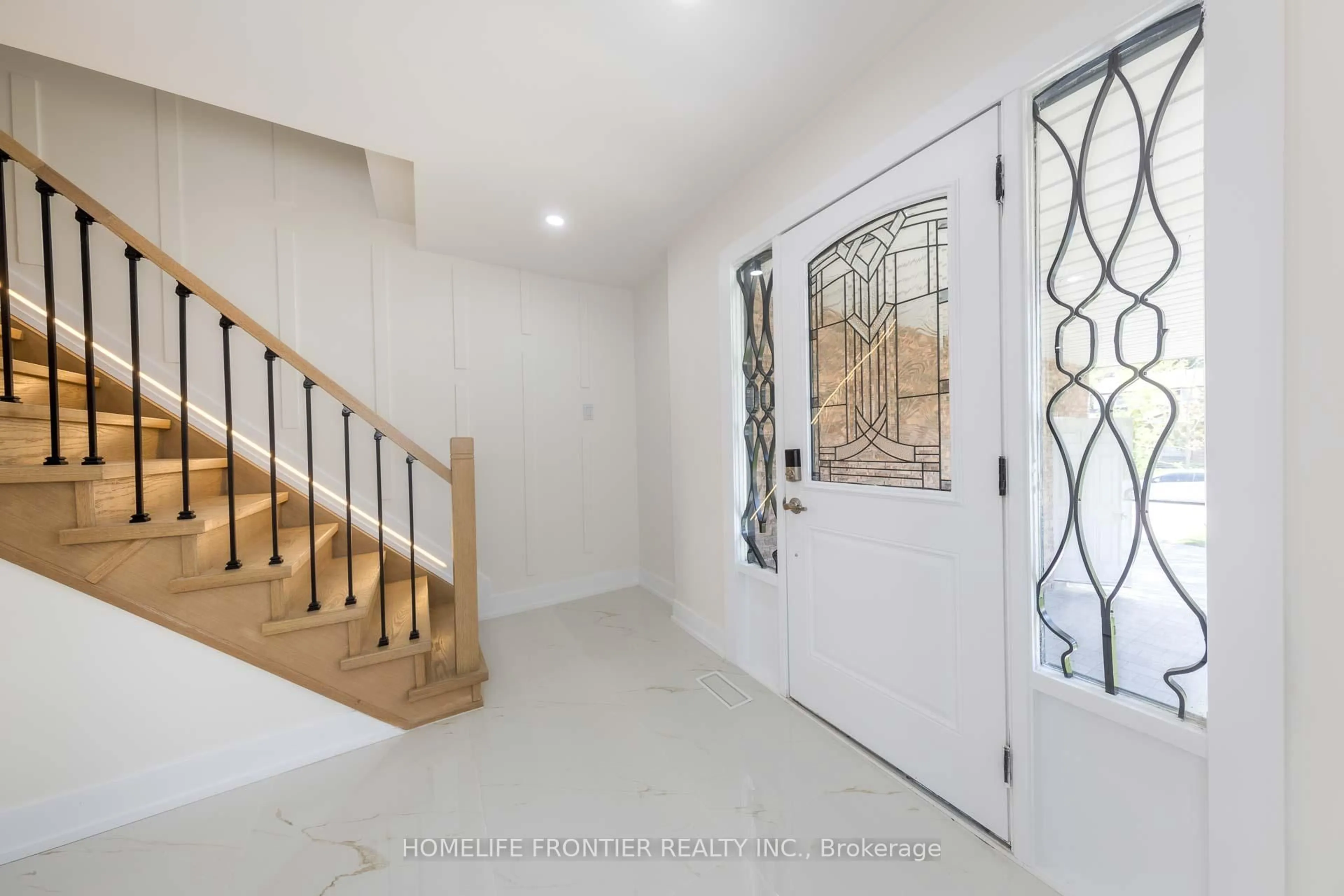 Indoor entryway for 40 Rutledge Ave, Newmarket Ontario L3Y 5T4