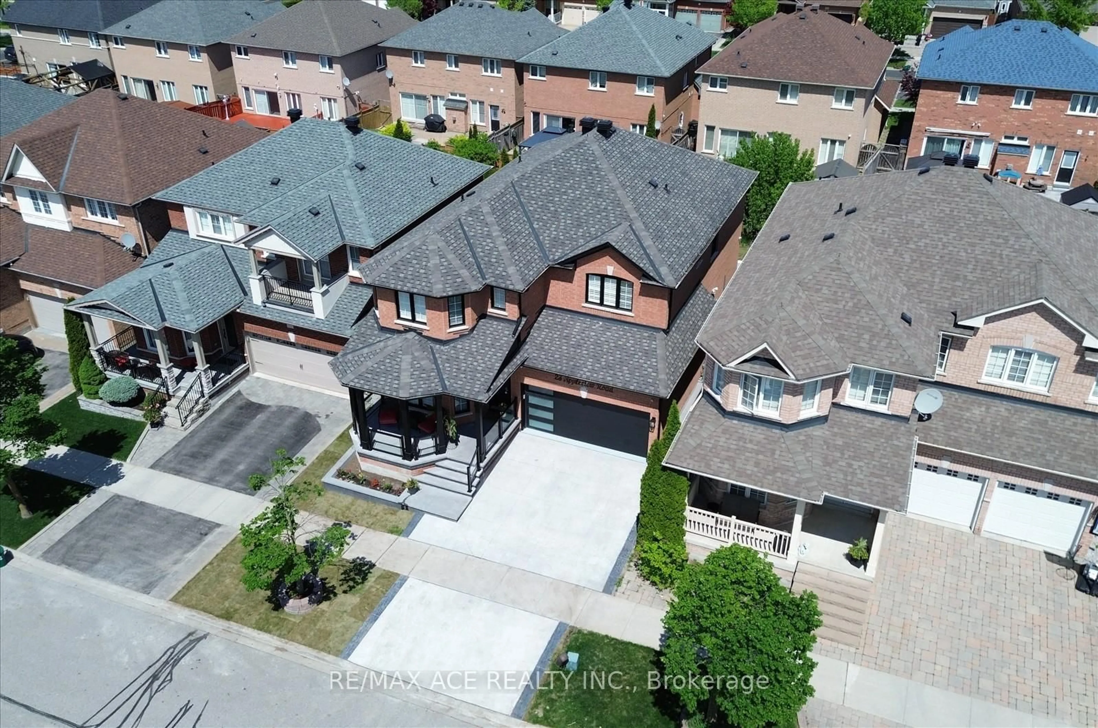 A pic from outside/outdoor area/front of a property/back of a property/a pic from drone, street for 23 Appleview Rd, Markham Ontario L6E 1Y4