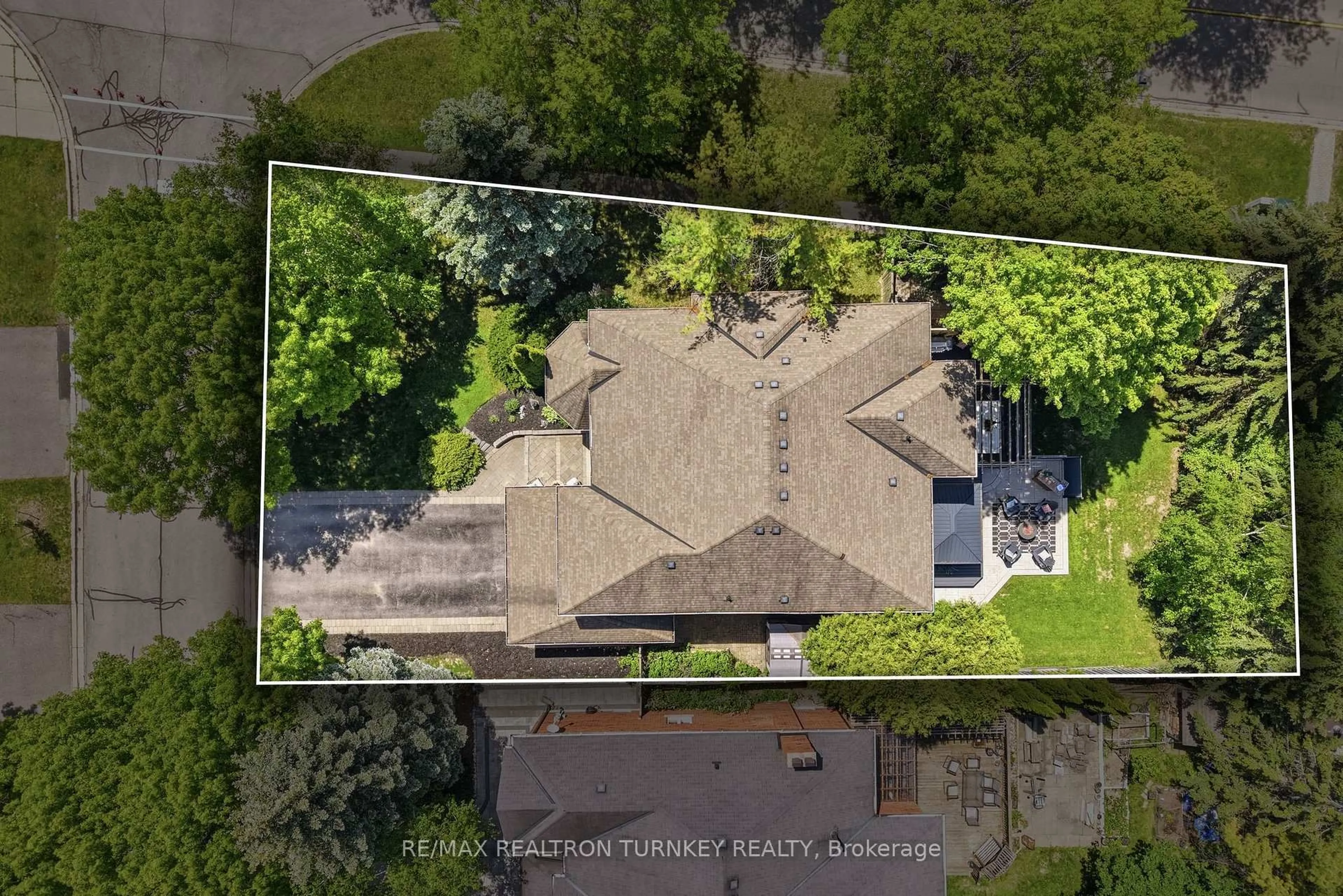 A pic from outside/outdoor area/front of a property/back of a property/a pic from drone, unknown for 818 Exceller Circ, Newmarket Ontario L3X 1P6