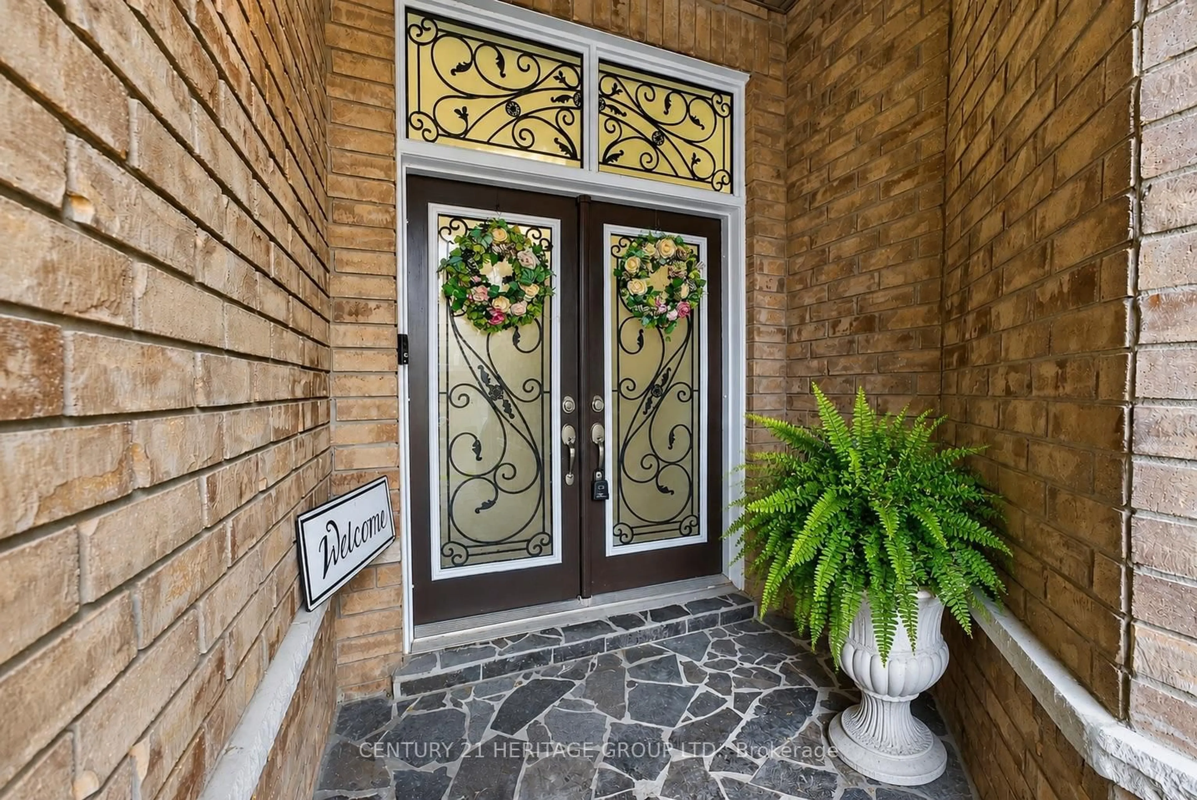 Indoor entryway for 90 Gibson Circ, Bradford West Gwillimbury Ontario L3Z 0W9