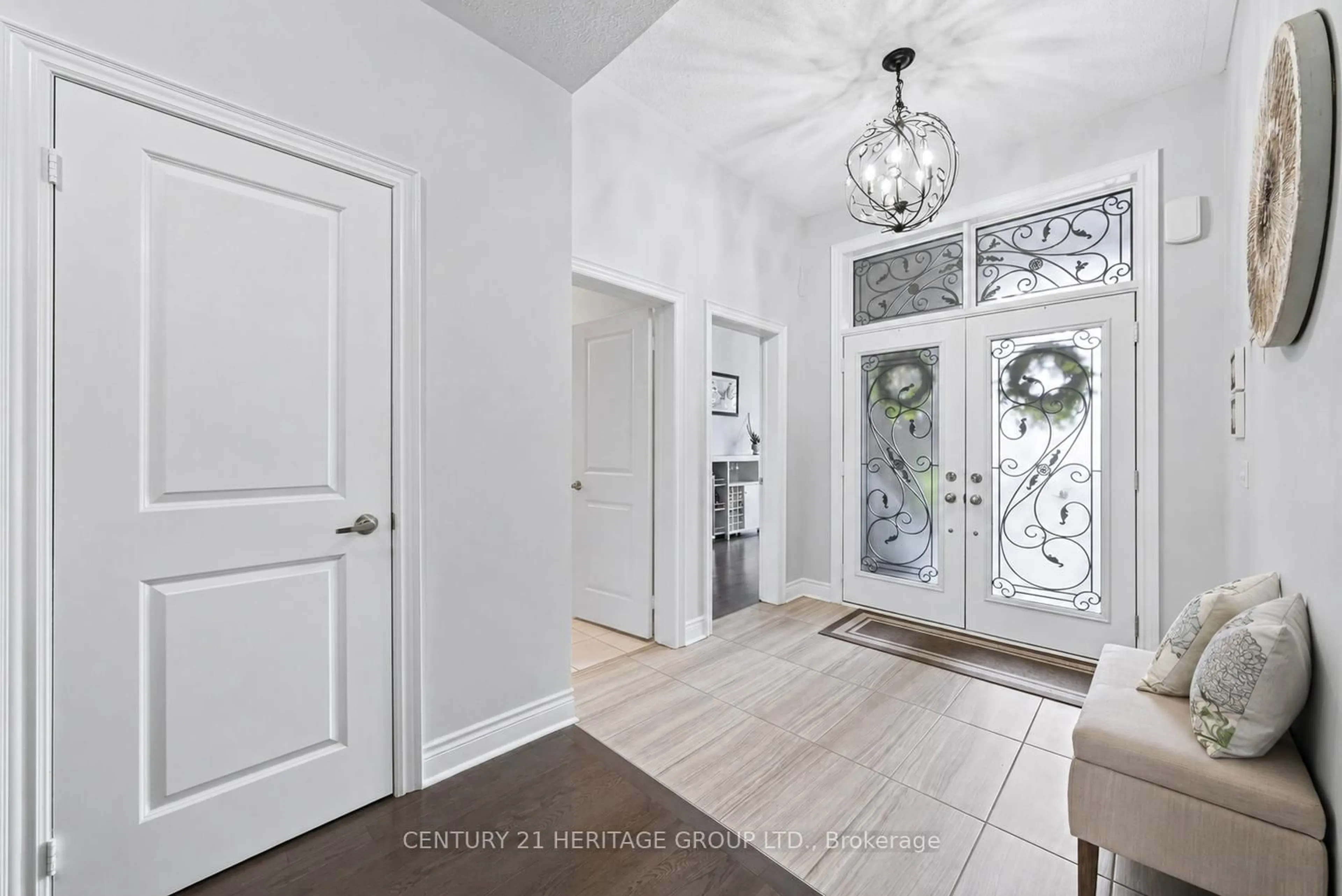 Indoor entryway for 90 Gibson Circ, Bradford West Gwillimbury Ontario L3Z 0W9