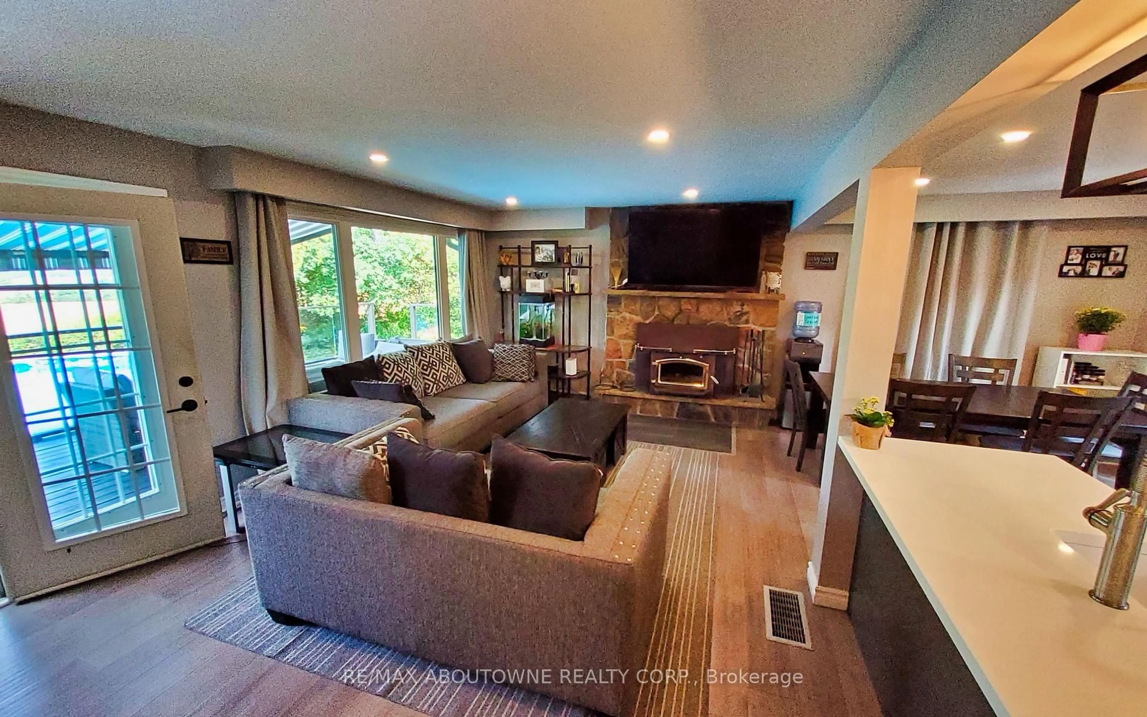 Living room with furniture, wood/laminate floor for 2386 4th Line, Innisfil Ontario L0L 1K0