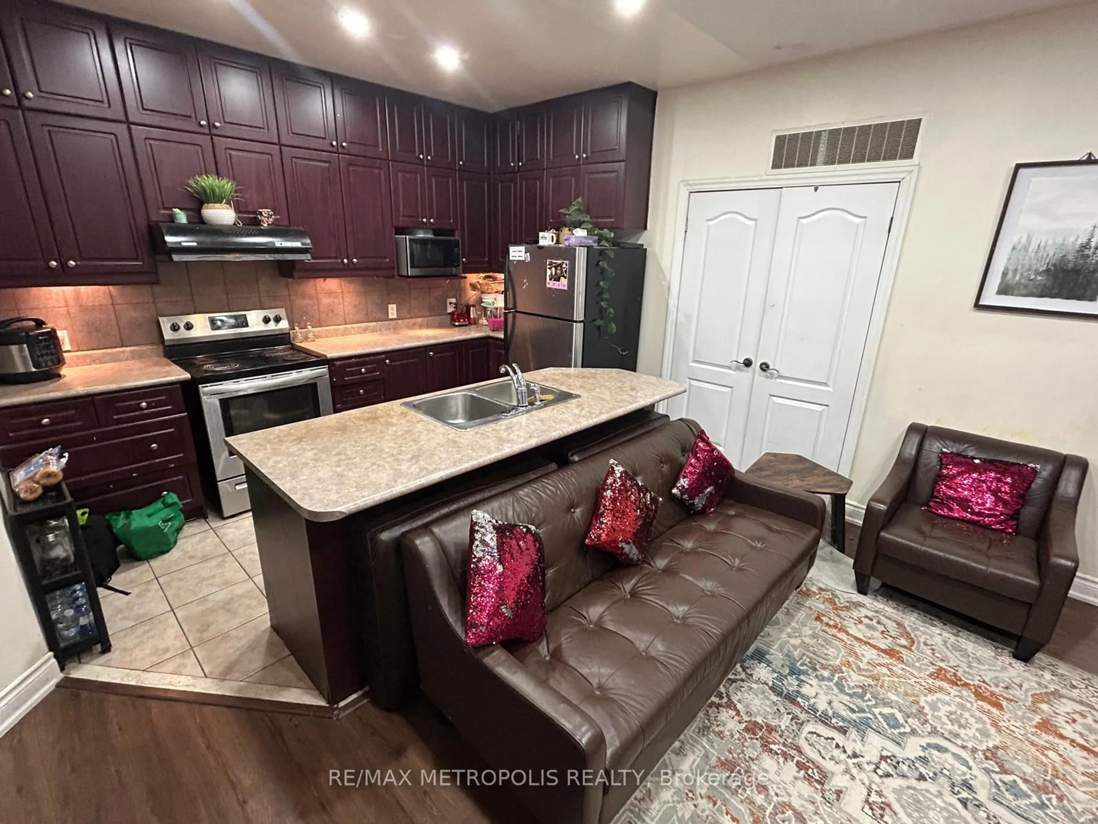 Open concept kitchen, ceramic/tile floor for 2352 Middlefield Rd #205, Markham Ontario L3S 4T6