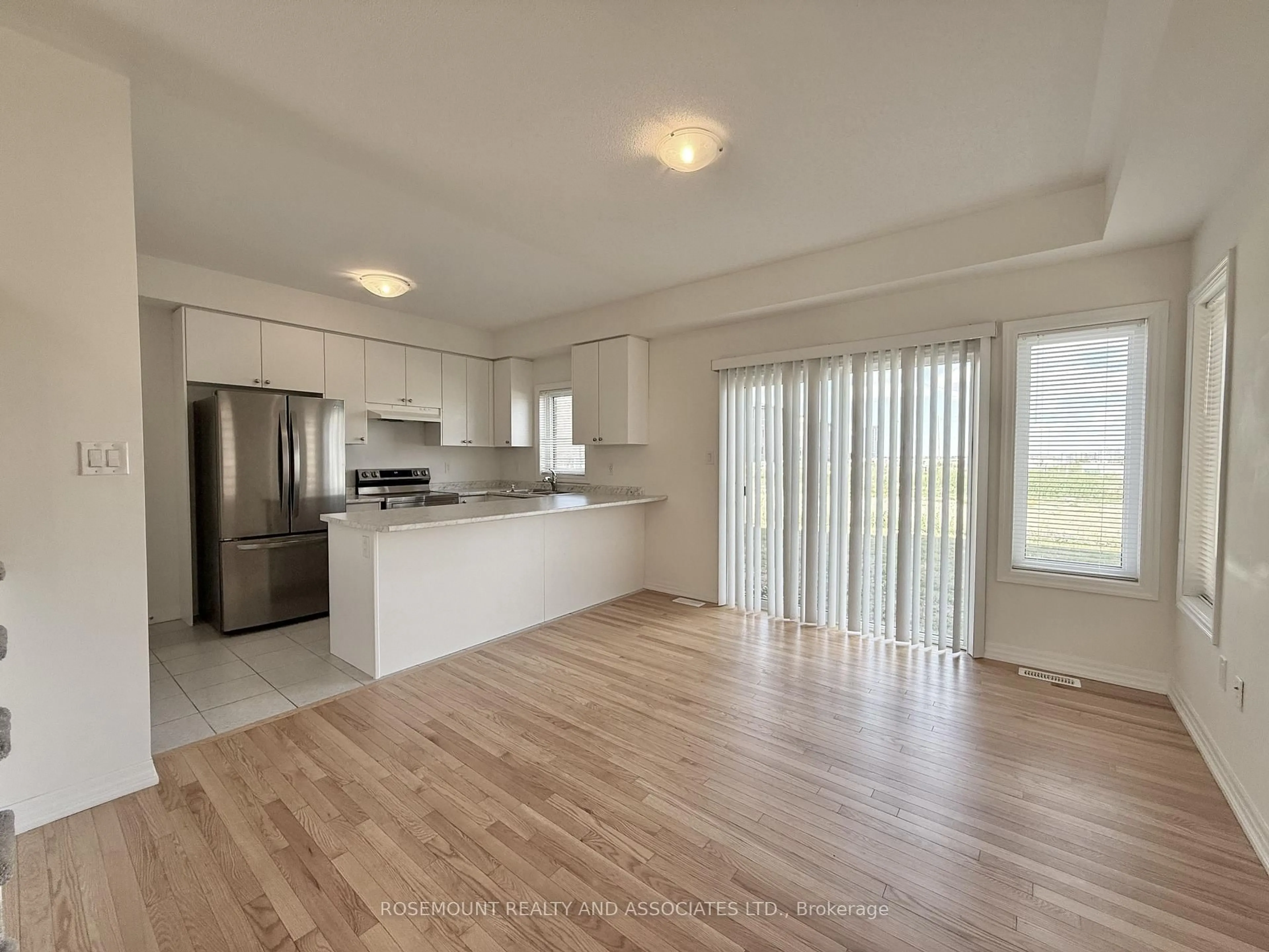 Open concept kitchen, wood/laminate floor for 168 William Booth Ave, Newmarket Ontario L3X 0K7