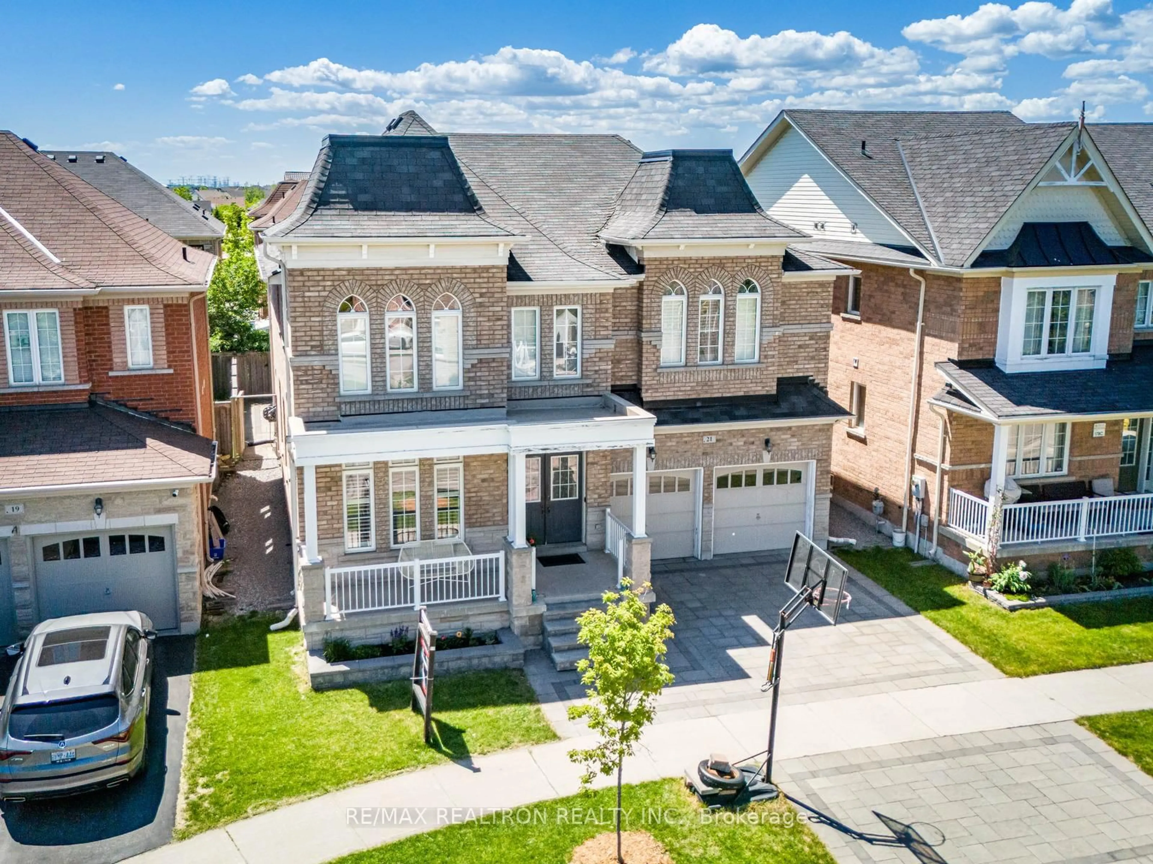 A pic from outside/outdoor area/front of a property/back of a property/a pic from drone, street for 21 Rennie Ave, Markham Ontario L6B 0M9