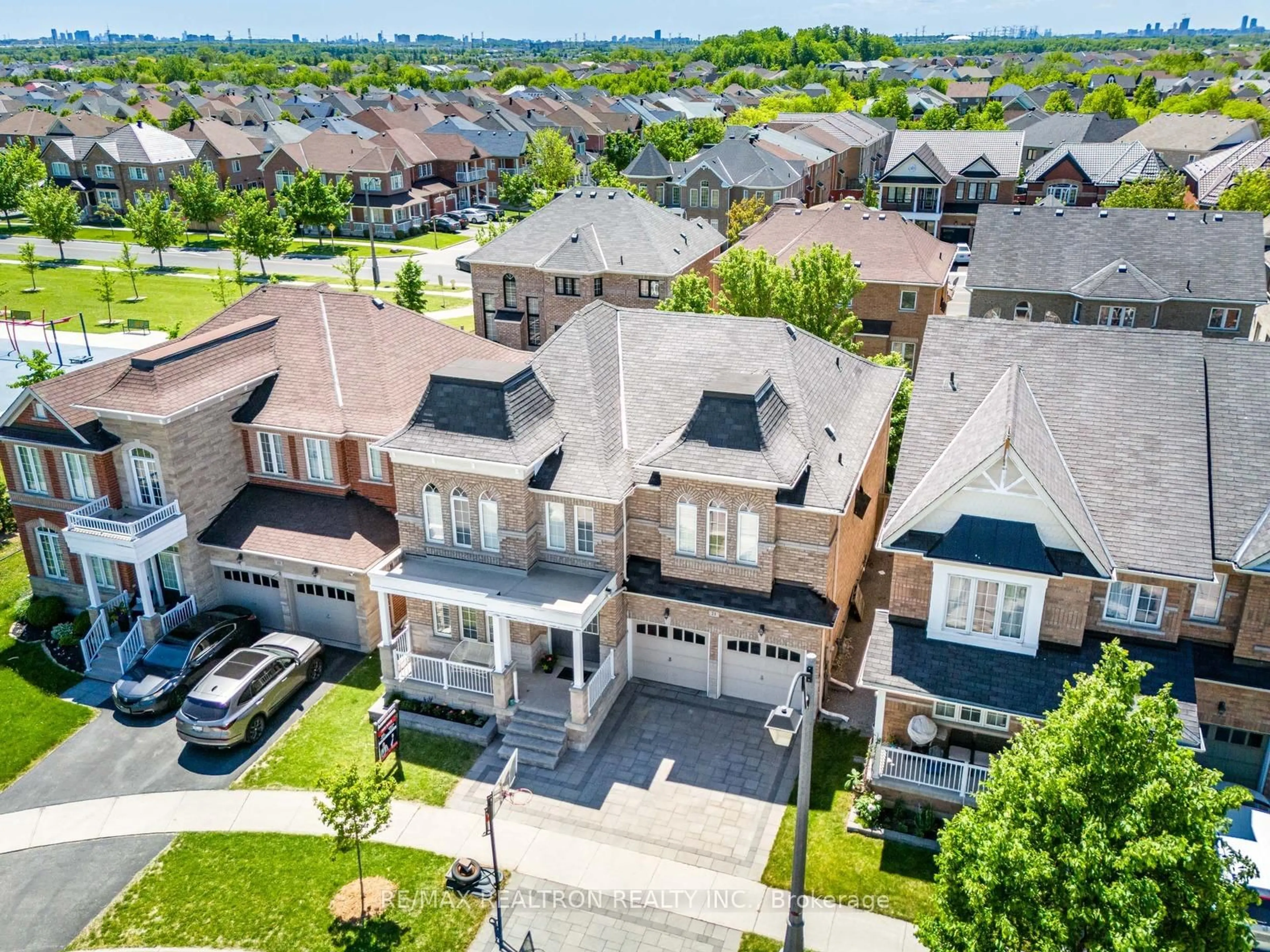 A pic from outside/outdoor area/front of a property/back of a property/a pic from drone, street for 21 Rennie Ave, Markham Ontario L6B 0M9