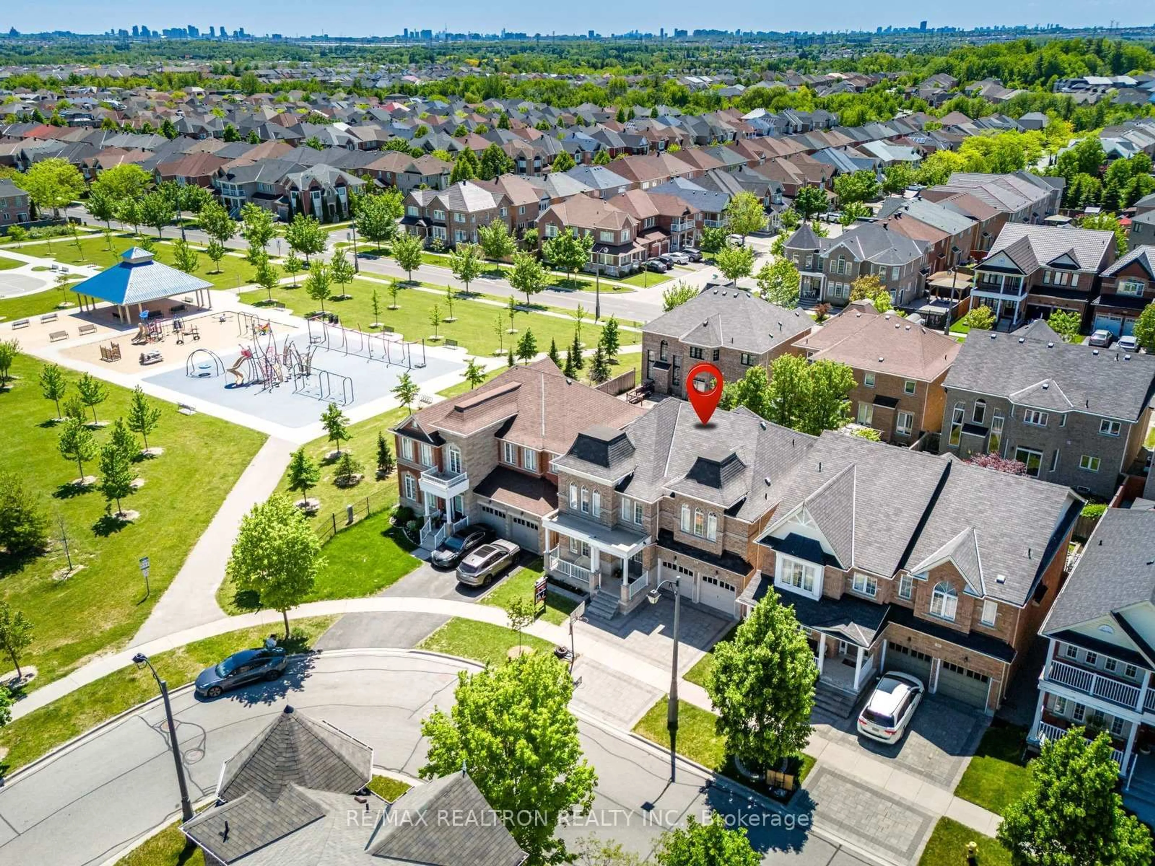 A pic from outside/outdoor area/front of a property/back of a property/a pic from drone, unknown for 21 Rennie Ave, Markham Ontario L6B 0M9