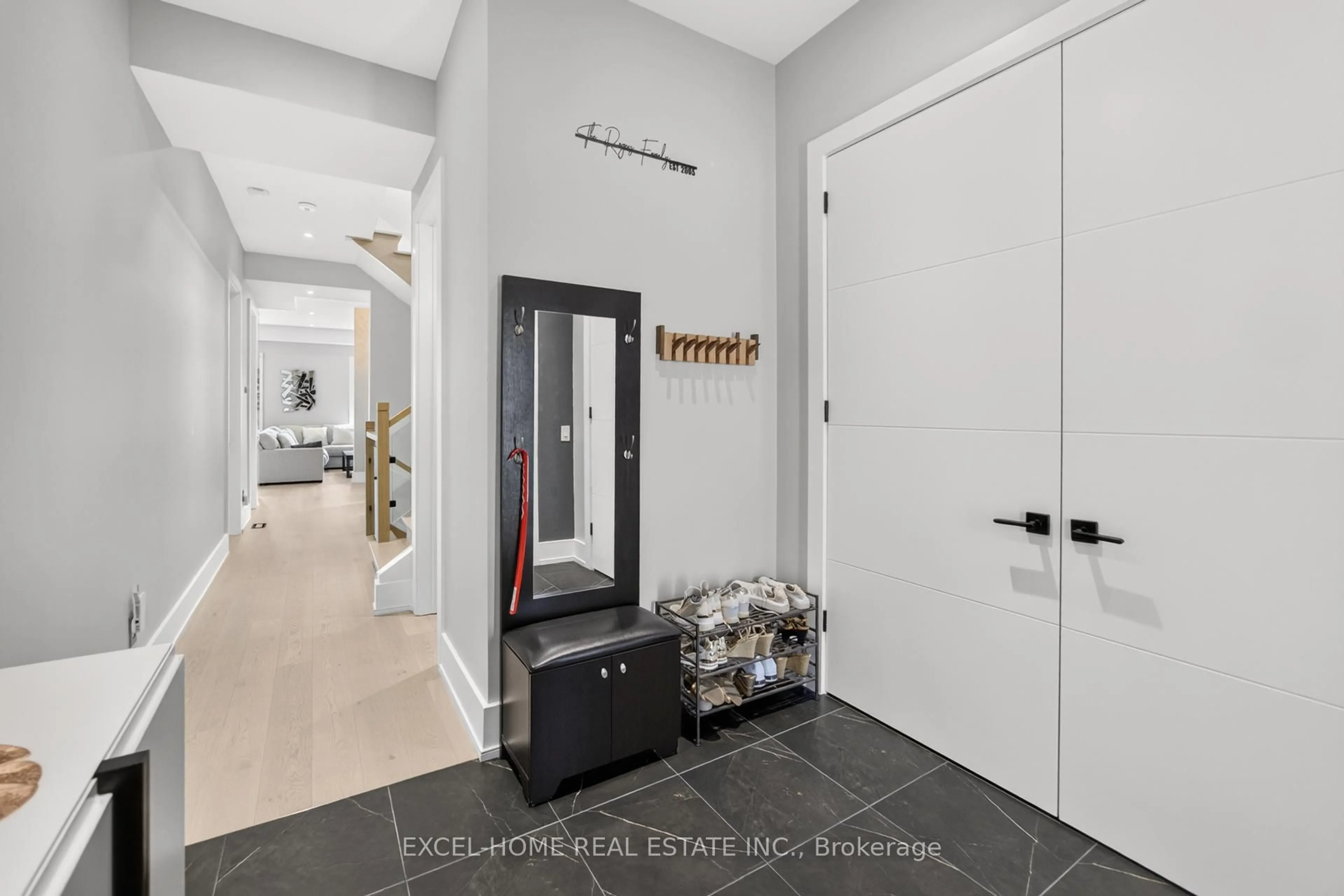 Indoor entryway for 17 Leyburn Ave, Richmond Hill Ontario L4C 0R2